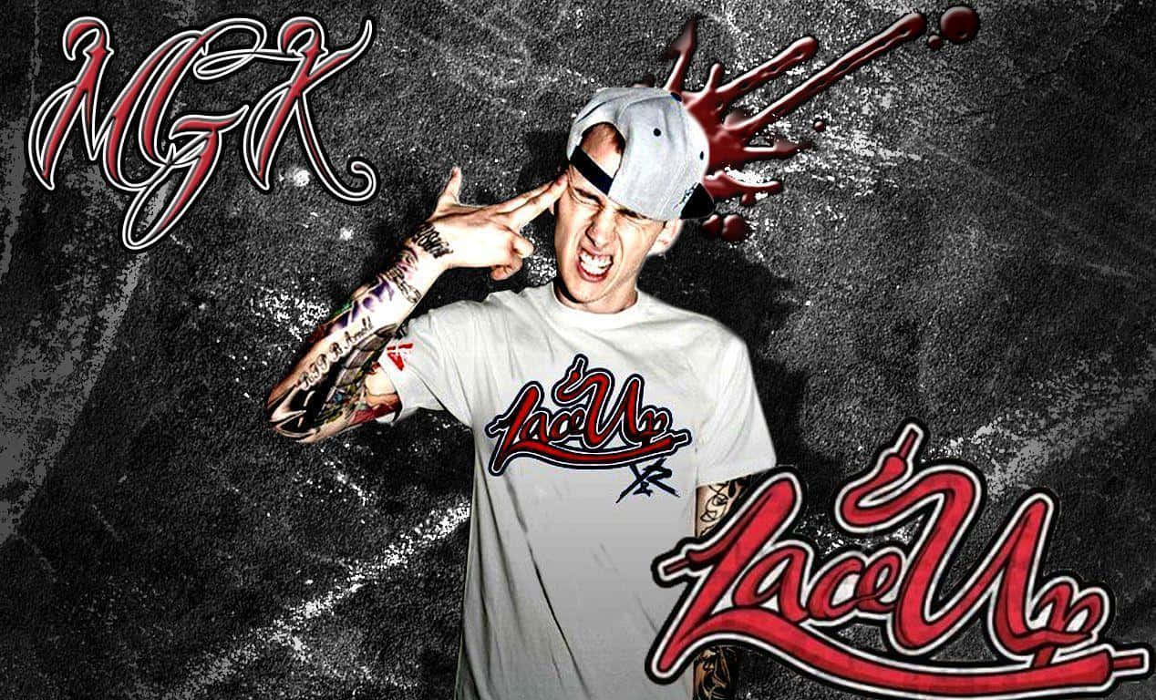 mgk 桌布 壁紙 — 一名刺青男子戴灰色鴨舌帽穿T恤，在帶有紅色噴濺和風格化文字的深色紋理背景前做出手槍手勢。
