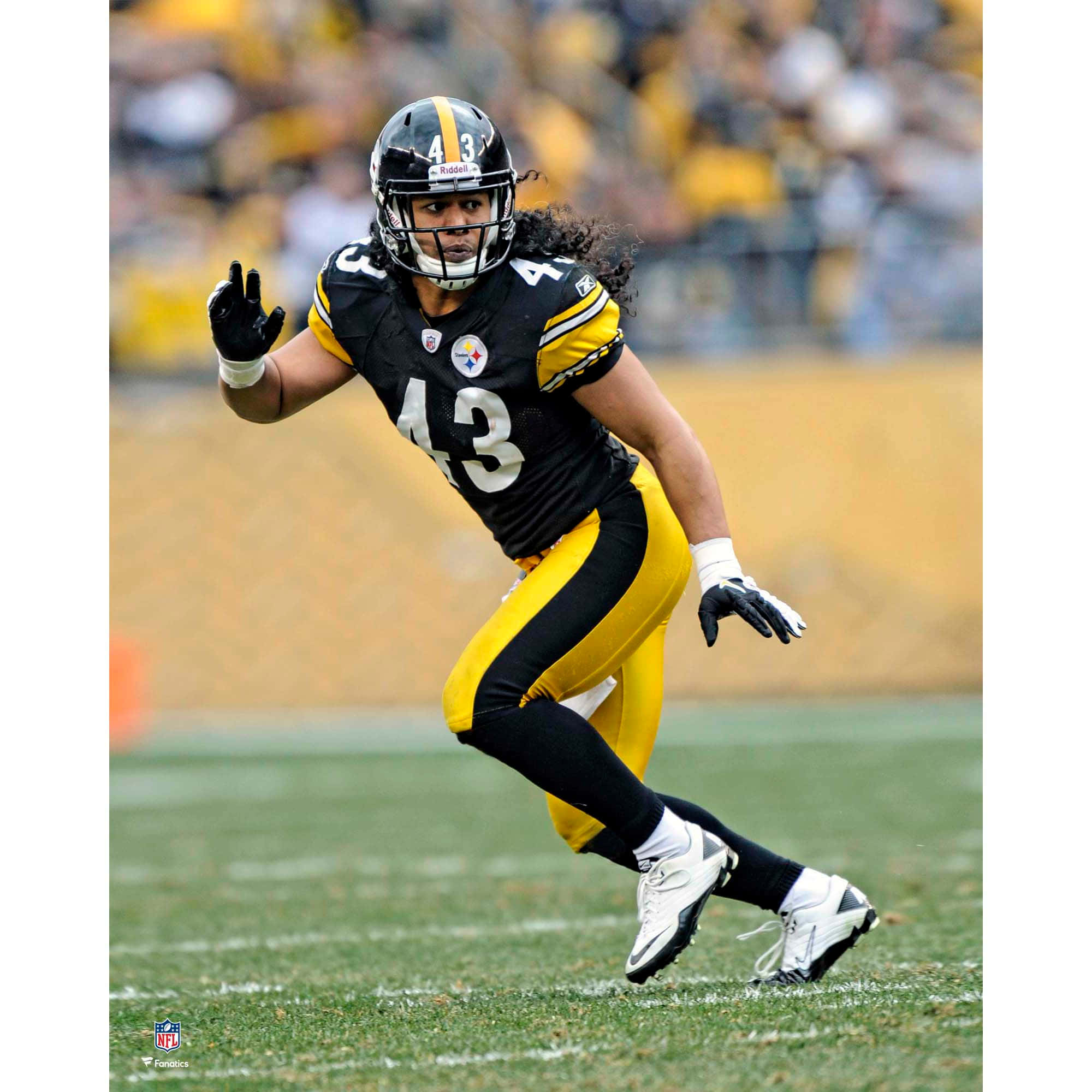 Troy Polamalu 桌布 壁紙 — 一名匹茲堡鋼人隊的足球員身穿黑金色制服，在比賽中全神貫注地衝刺過球場。