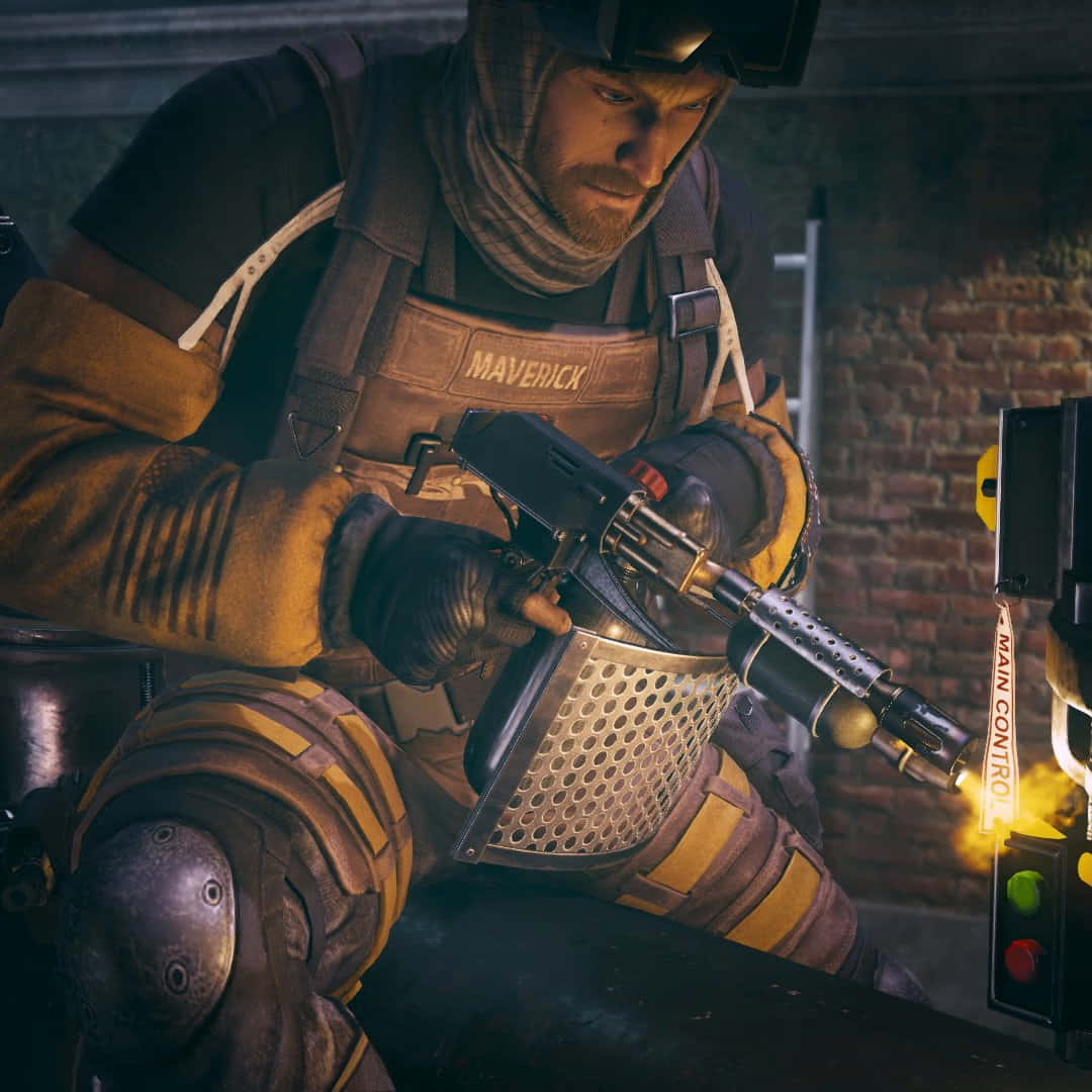 Rainbow Six Siege Maverick 桌布 壁紙 — 一名名叫Maverick的士兵身穿戰術裝備，在昏暗的磚牆房間裡，在發光的控制面板旁仔細調整重型機槍。