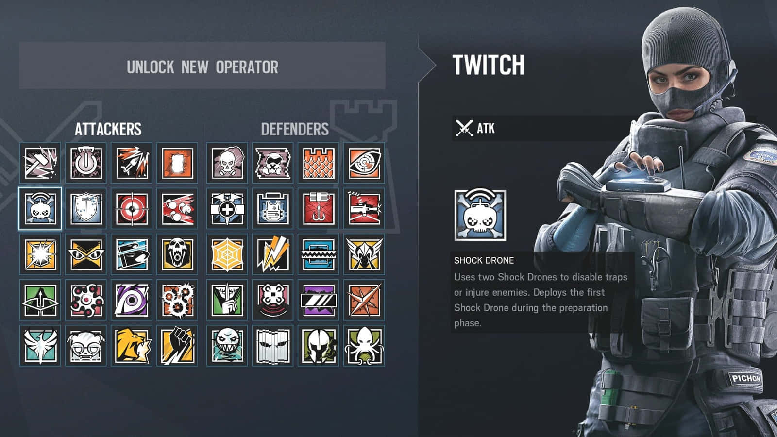 Rainbow Six Siege Twitch 桌布 壁紙 — 一名名為 Twitch 的戰術操作員全副武裝，手持電擊無人機，背景為顯示可解鎖能力的深色 UI 介面。