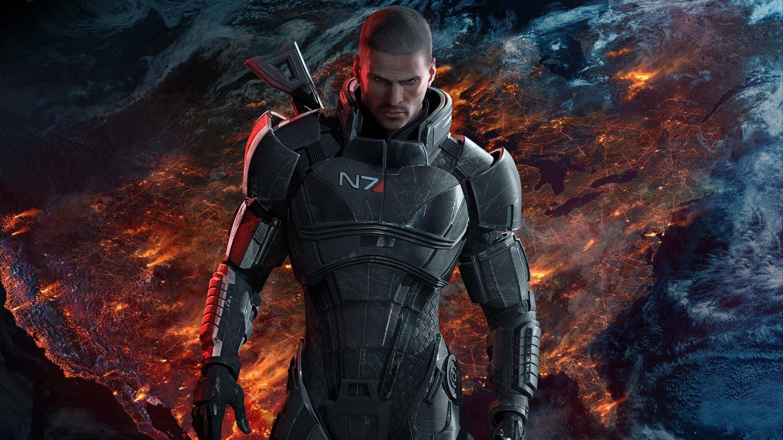 Mass Effect 3 桌布 壁紙 — 一名嚴肅的士兵身穿黑色N7裝甲，站在一顆熾熱的行星前，行星上有發光的橙色熔岩河流和深藍色的海洋。