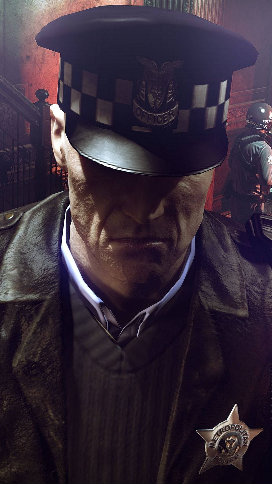hitman iPhone 桌布 壁紙 — 一名嚴肅的警察戴著格紋帽和皮外套，在昏暗骯髒的城市走廊中凝視著。
