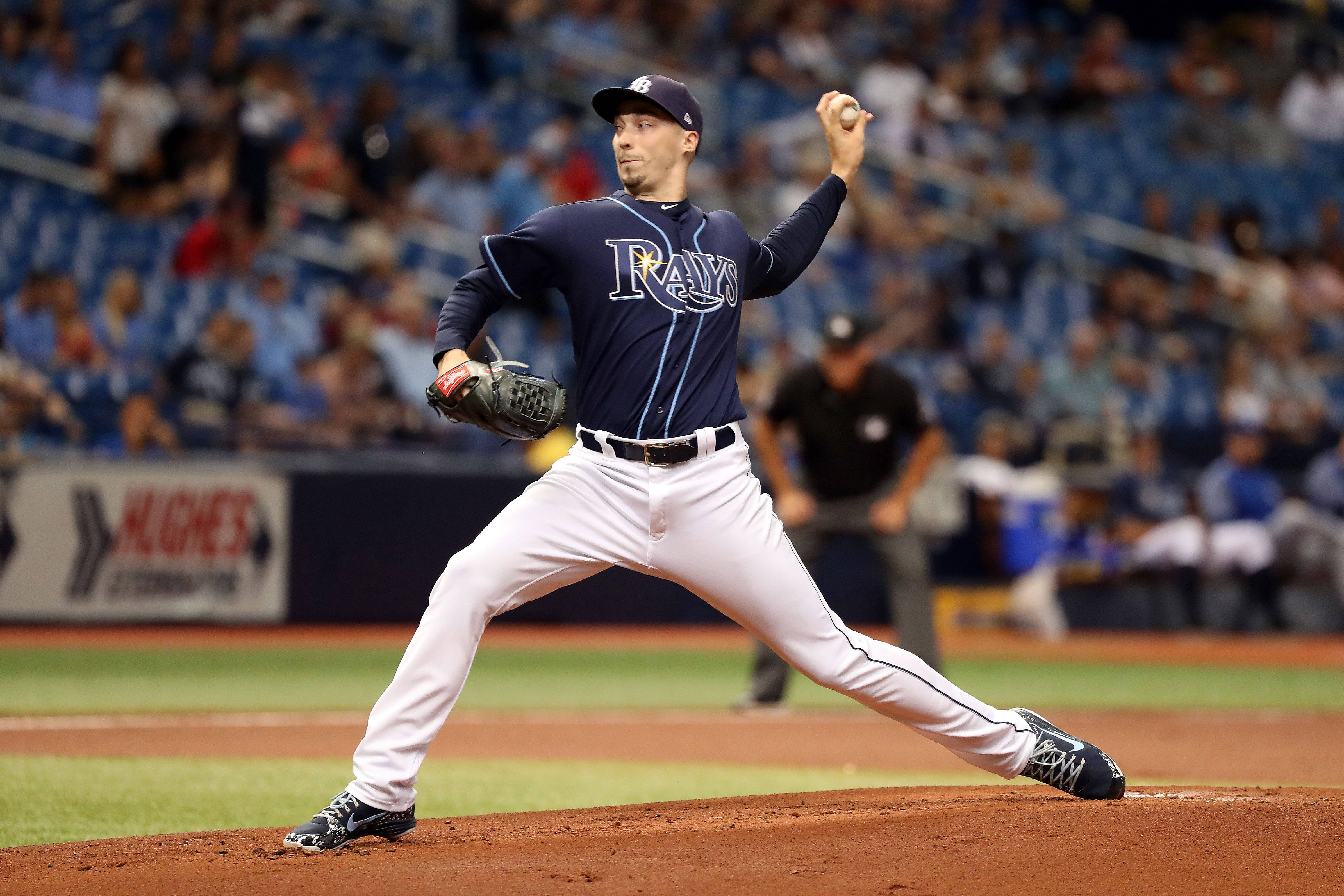 Blake Snell 桌布 壁紙 — 一名坦帕灣光芒隊的投手在棒球投手丘上投球中，背景是模糊的體育場人群。