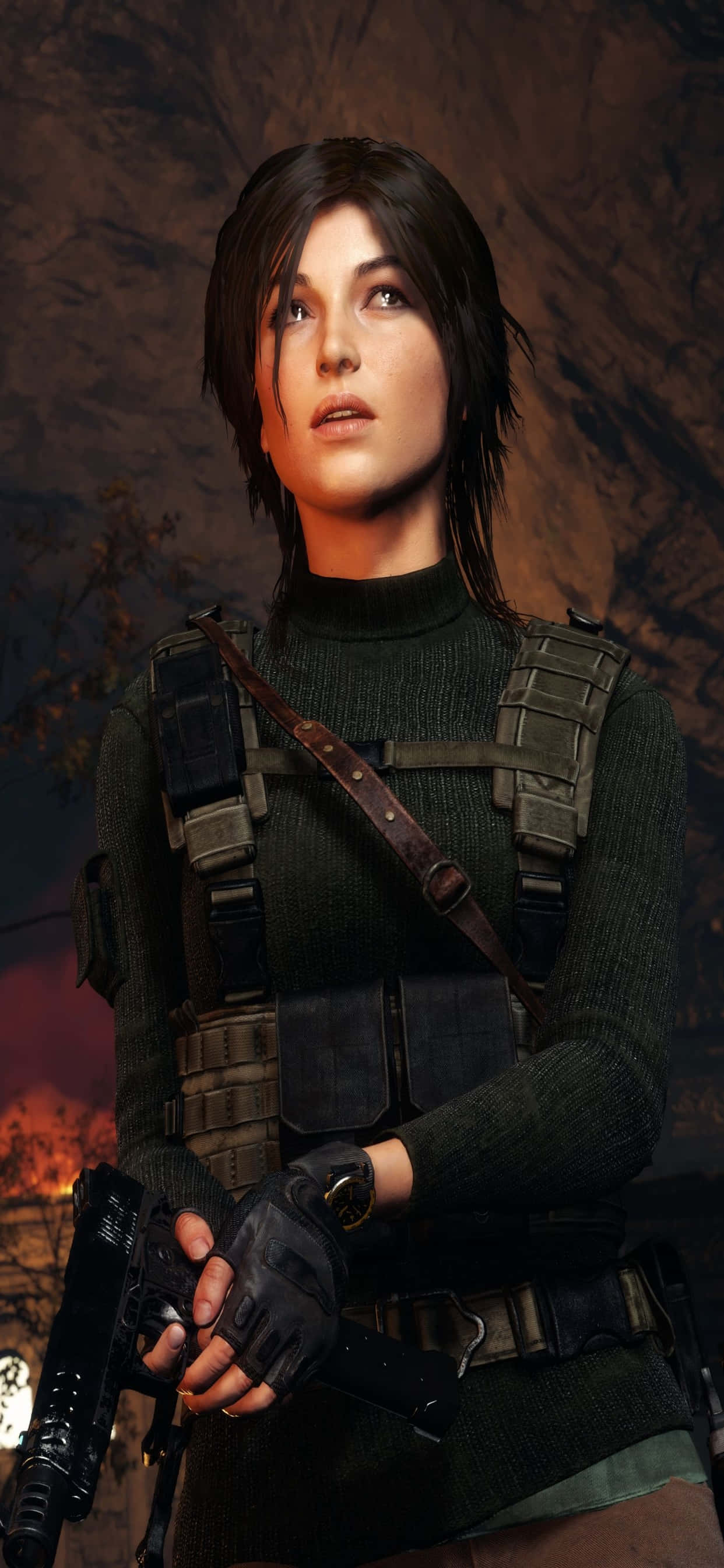 iPhone Xs Max Rise Of The Tomb Raider 桌布 壁紙 — 一名堅定的女兵身穿戰術裝備，在崎嶇地形和火焰背景下手持手槍。