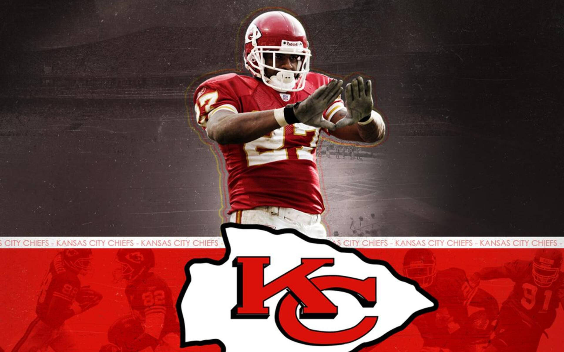 Kansas City Chiefs Cool 桌布 壁紙 — 一名堪薩斯城酋長隊美式足球員身穿紅色球衣，在深色背景及球隊標誌前準備傳球。