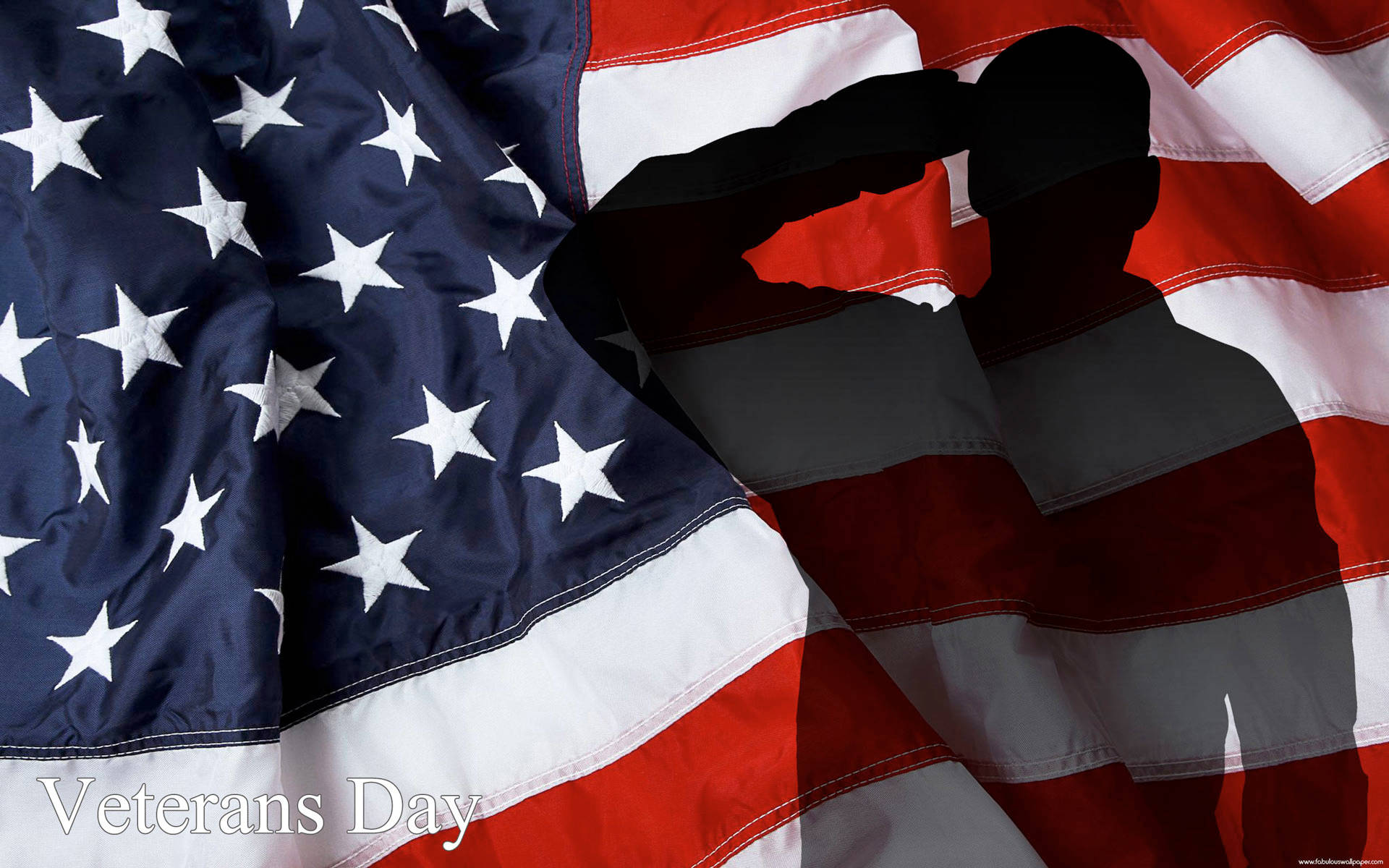 Veterans 桌布 壁紙 — 一名士兵向飄揚的美國國旗敬禮的剪影，帶有「Veterans Day」文字。