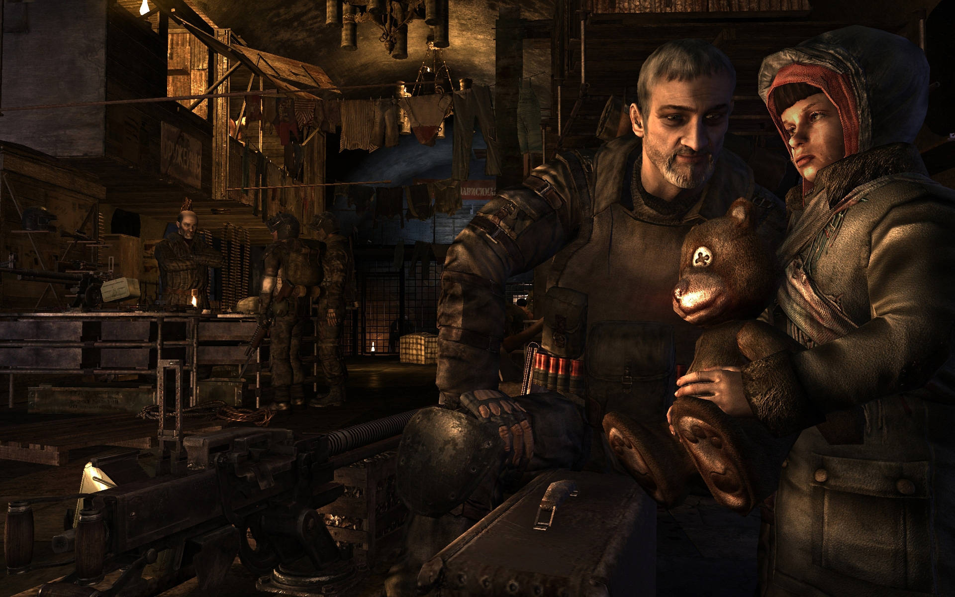 Metro 2033 桌布 壁紙 — 一名士兵和一個孩子在一個光線昏暗、雜亂無章的戰爭廢墟避難所中分享溫馨時刻，抱著一個破舊的泰迪熊。