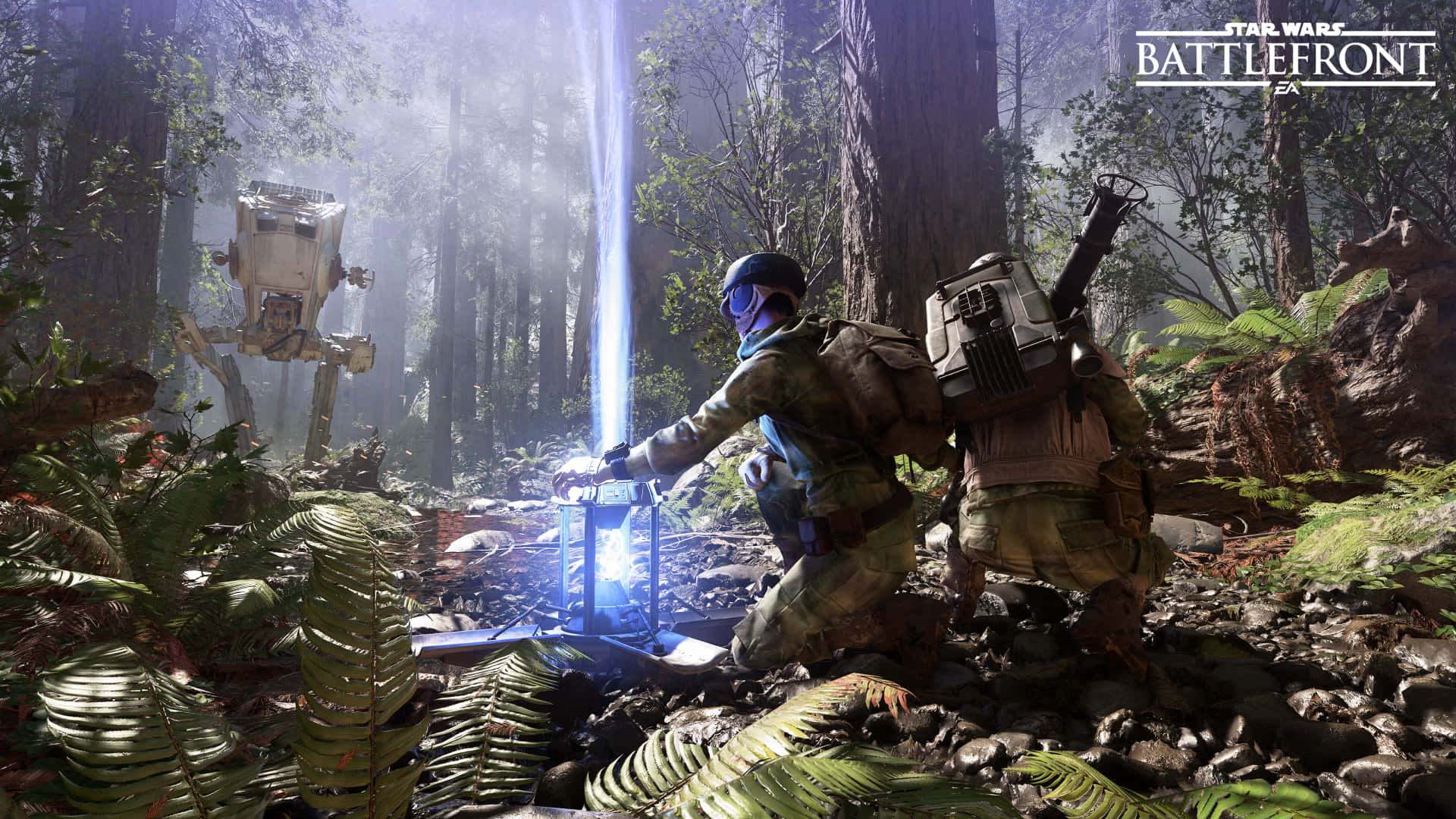 Star Wars Games 桌布 壁紙 — 一名士兵和一個機器人在迷霧森林中前行，一道藍色光束穿透上方的樹冠。