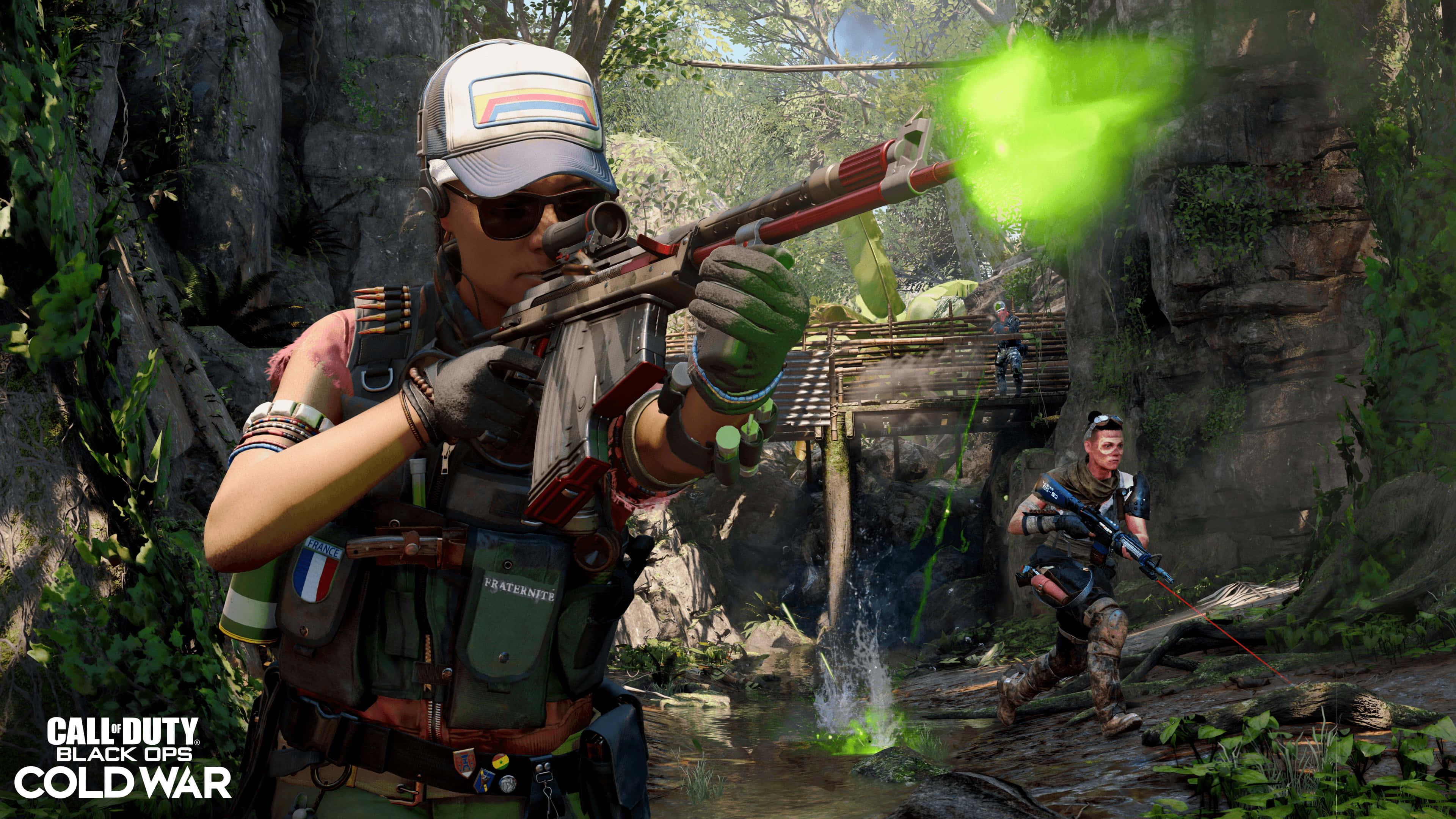 Call Of Duty Black Ops Cold War 桌布 壁紙 — 一名士兵在叢林環境中用步槍發射發光的綠色曳光彈，另一名士兵在附近前進。