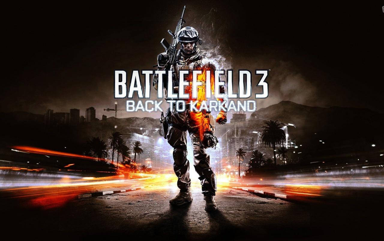 Battlefield 3 桌布 壁紙 — 一名士兵在夜晚的燃燒城市戰場中站立，帶有發光的橙色條紋和遠處的城市燈光。