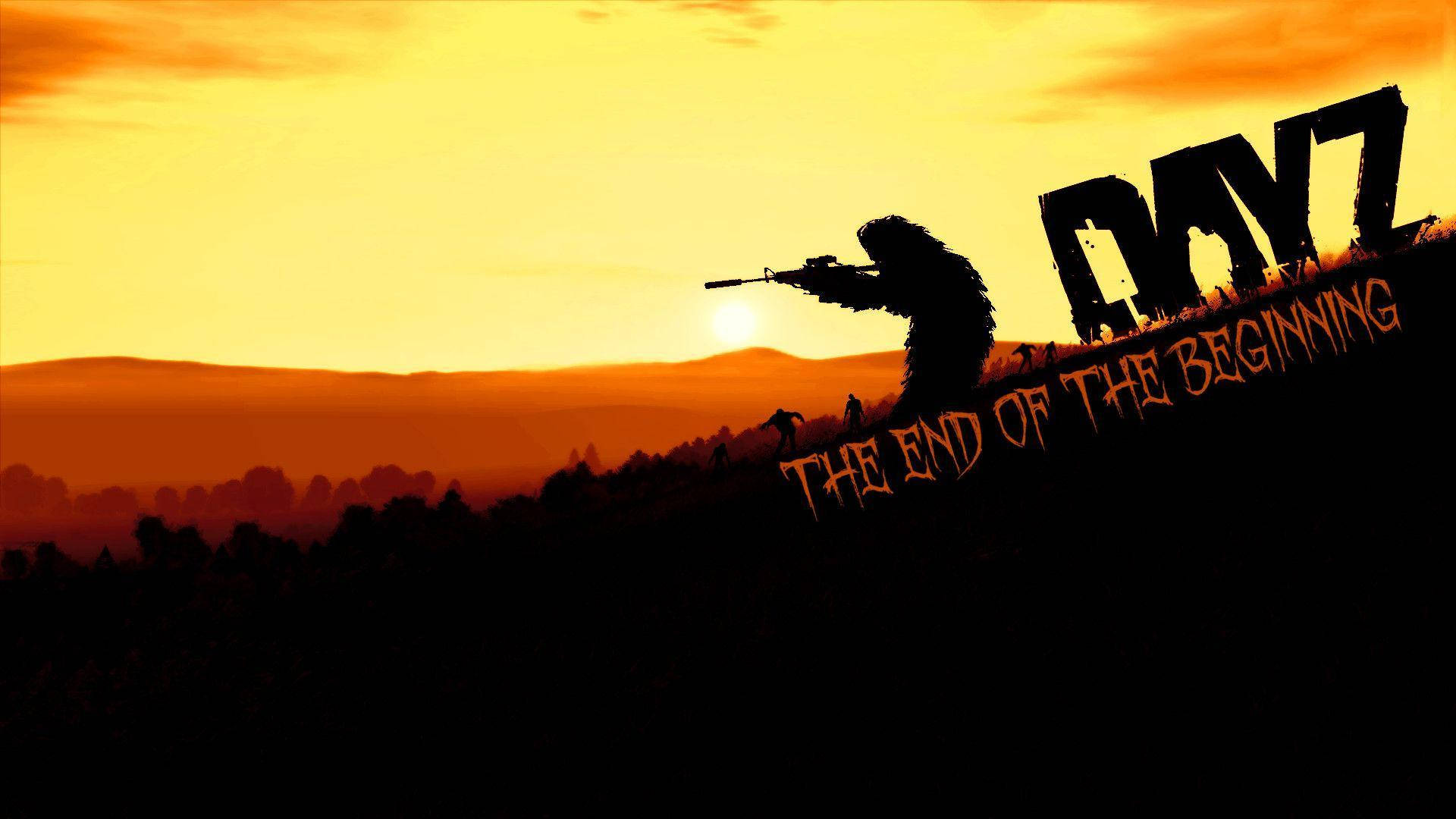 Dayz Desktop 桌布 壁紙 — 一名士兵在山頂夕陽下瞄準步槍的剪影，火橙色天空上印有粗體文字「BOYZ THE END OF THE BEGINNING」。