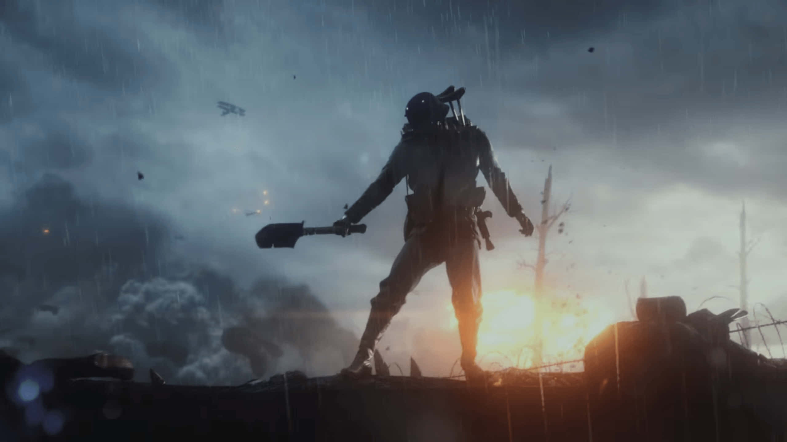 soldier 桌布 壁紙 — 一名士兵在暴風雨天空下，於被雨水浸透的戰爭蹂躪戰場上，以剪影姿態站立在猛烈爆炸前。
