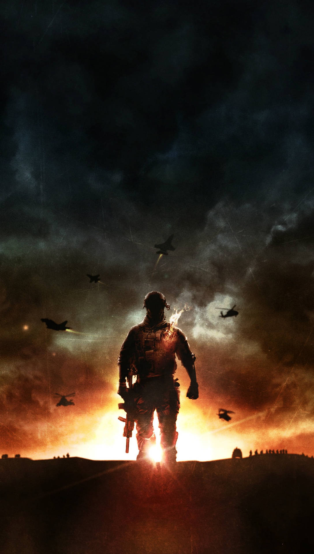 Battlefield 桌布 壁紙 — 一名士兵在火紅的夕陽下以剪影站立，戰鬥機和直升機在頭頂飛過，構成戲劇性的戰爭場景。