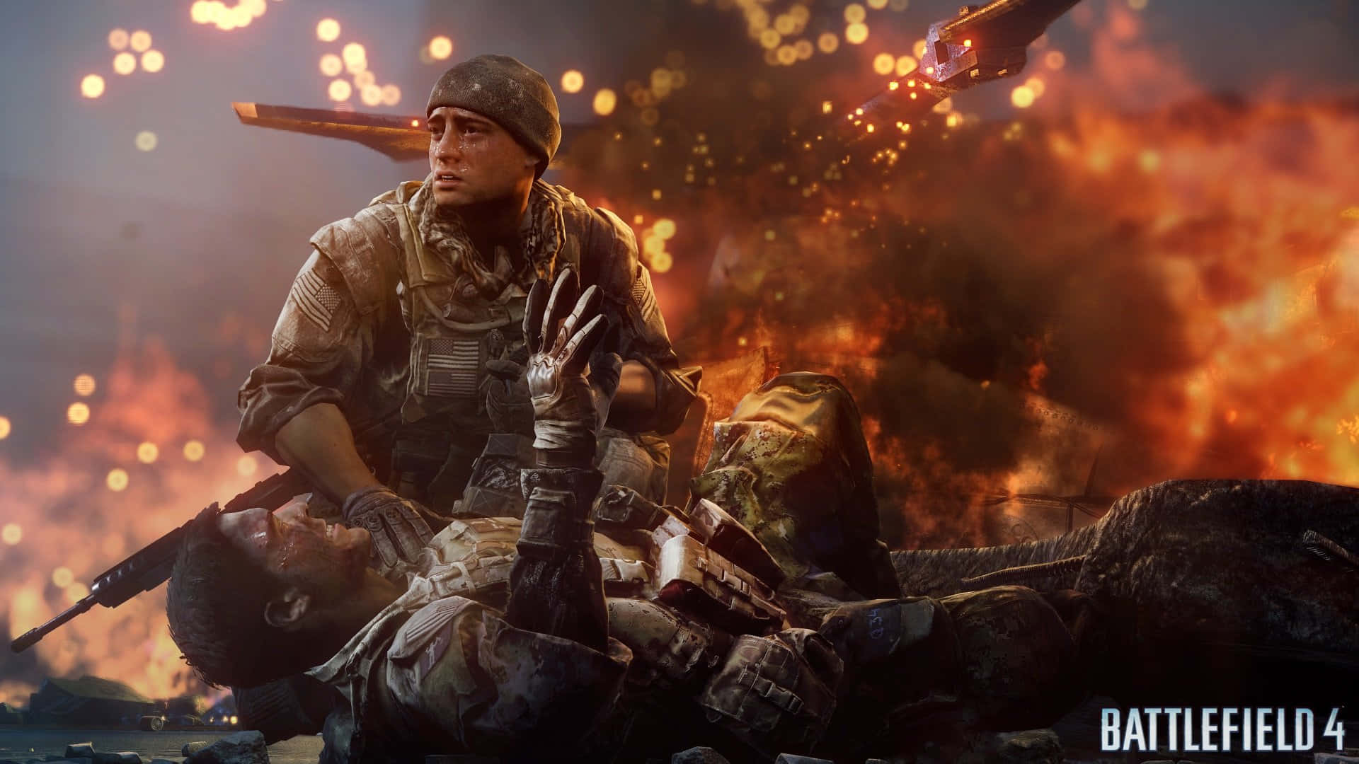Battlefield 桌布 壁紙 — 一名士兵在烈火戰場上跪在倒下的戰友身旁，爆炸和直升機在頭頂盤旋。