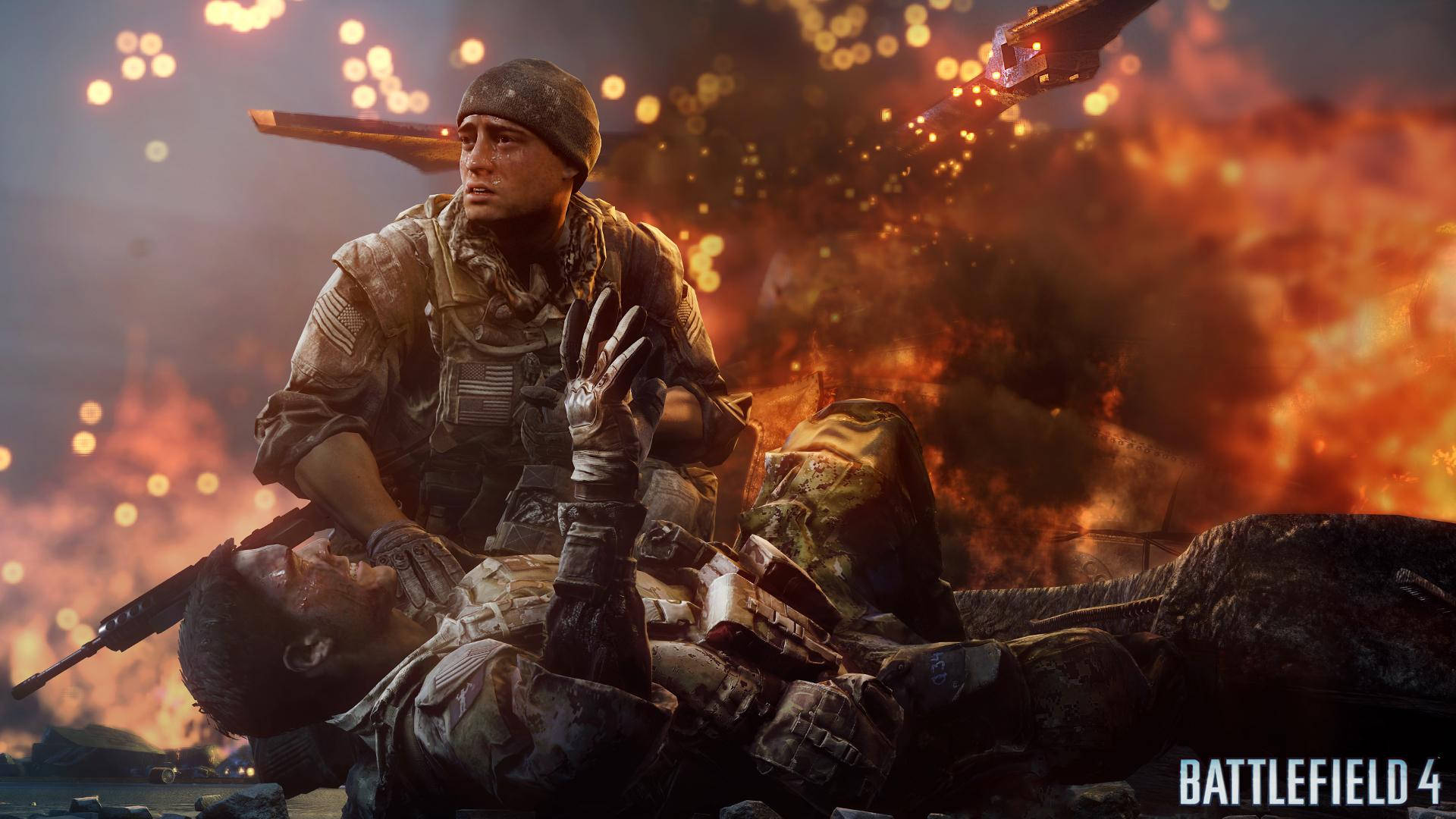 Battlefield 4 桌布 壁紙 — 一名士兵在烈火戰場上跪在倒下的戰友身旁，爆炸和飛機充斥著混亂的天空。