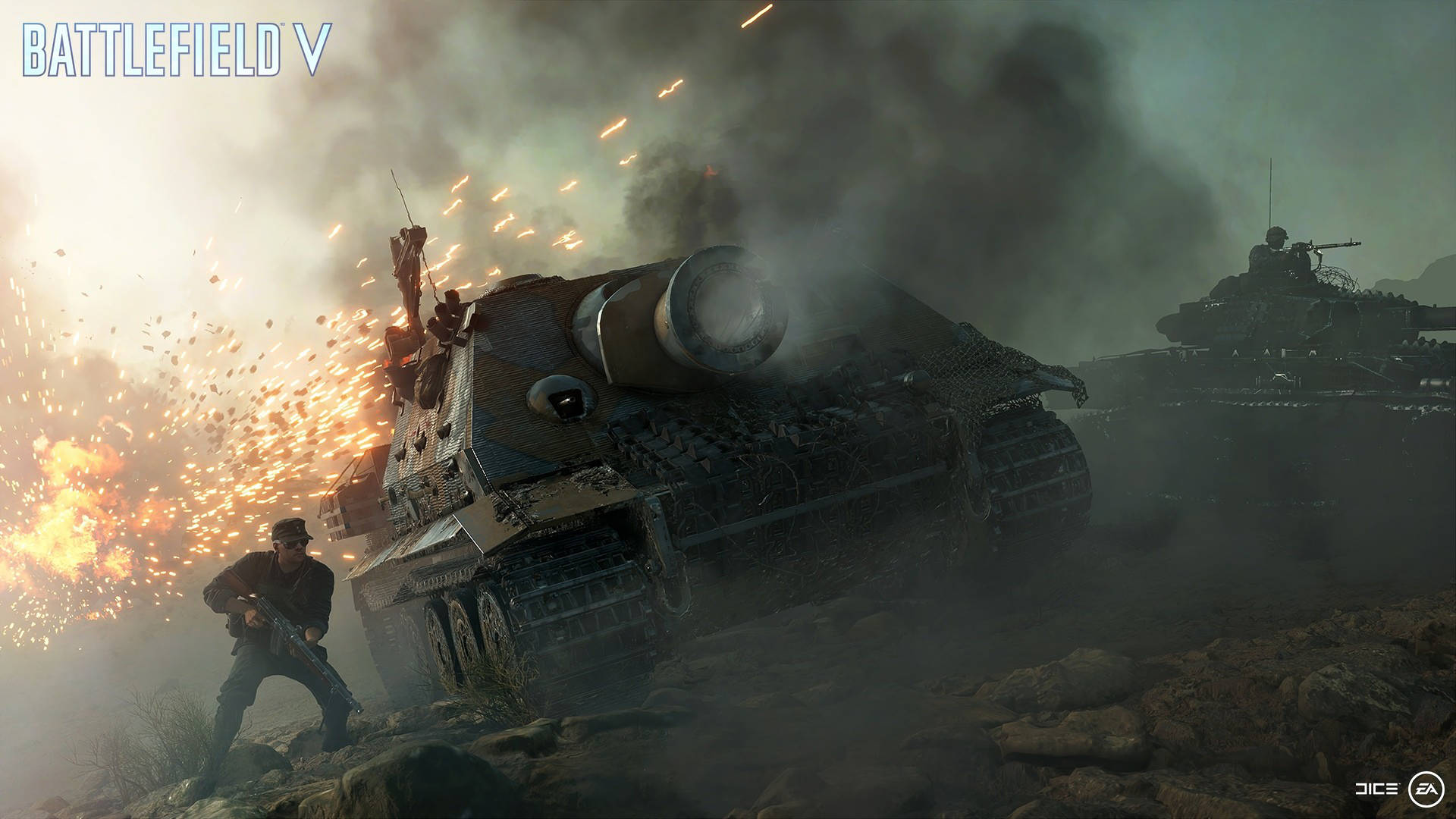 Battlefield 5 桌布 壁紙 — 一名士兵在煙霧瀰漫的坦克旁躲避，爆炸和火花在飽受戰爭蹂躪的戰場上飛舞。
