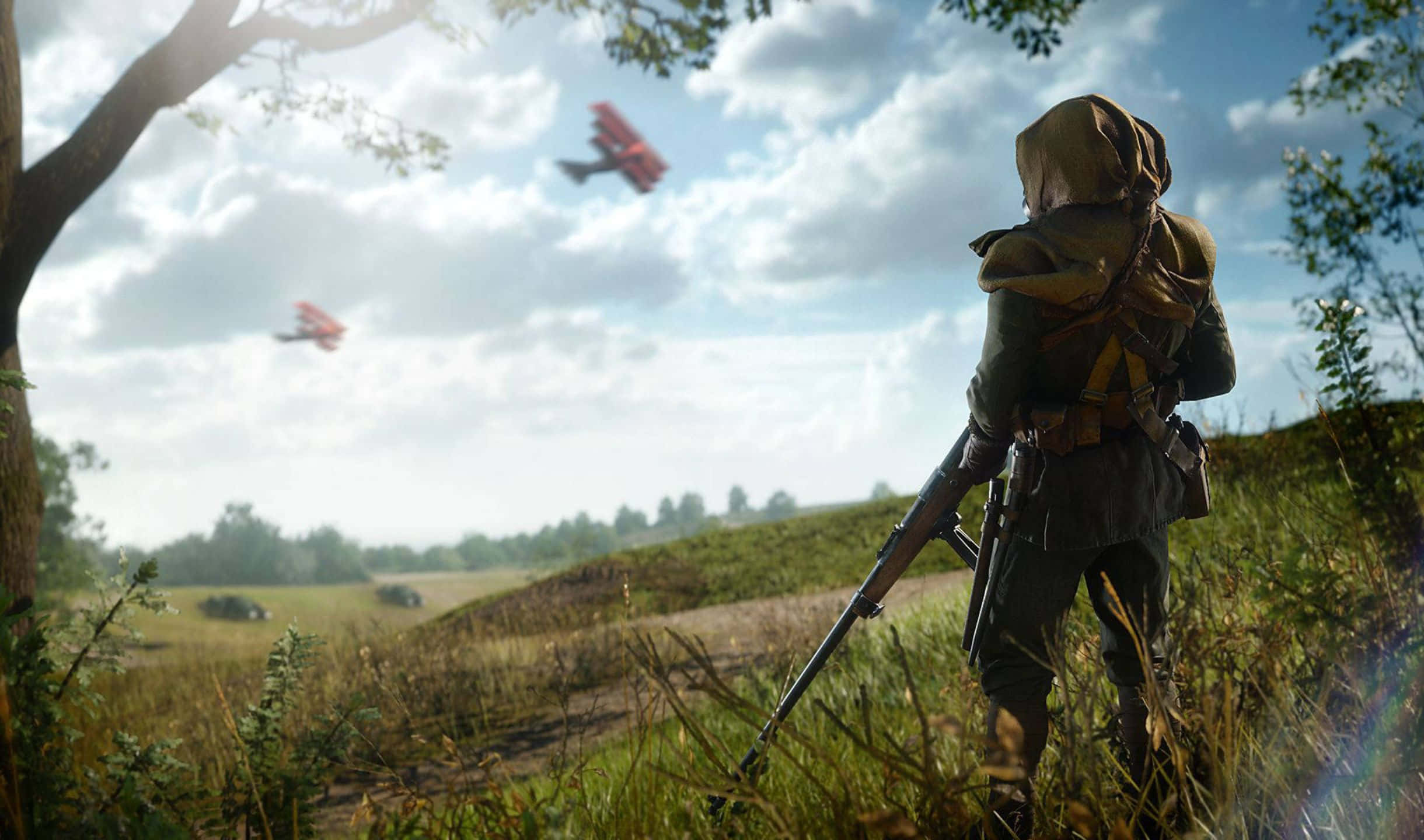 2440x1440 Battlefield 1 桌布 壁紙 — 一名士兵在田野中仰望紅色雙翼機在陰天下飛過頭頂。