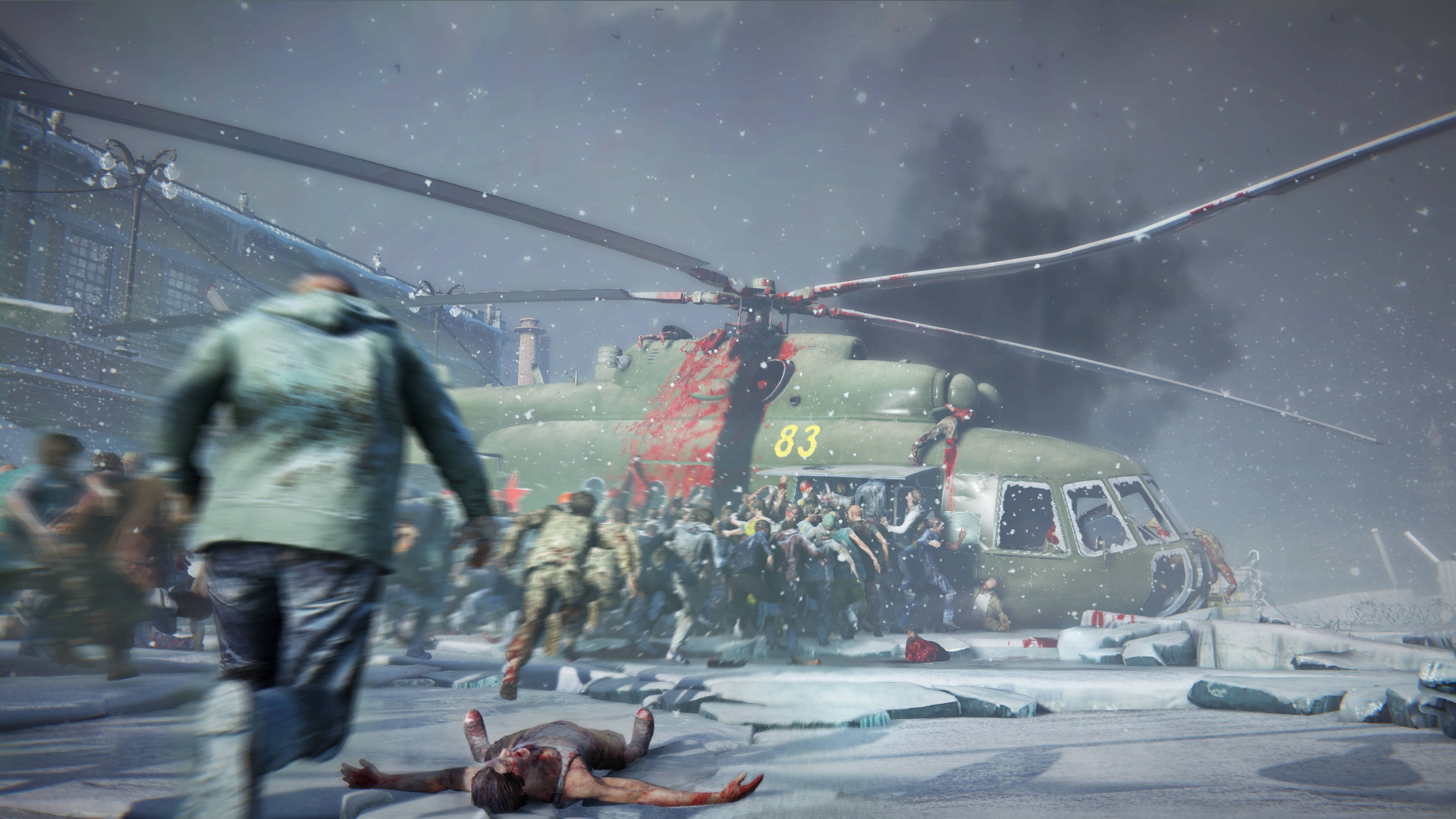 world war z 4K 桌布 壁紙 — 一名士兵在白雪覆蓋的城市戰場上奔跑，一架墜毀的直升機噴出濃煙，殭屍蜂擁而至。