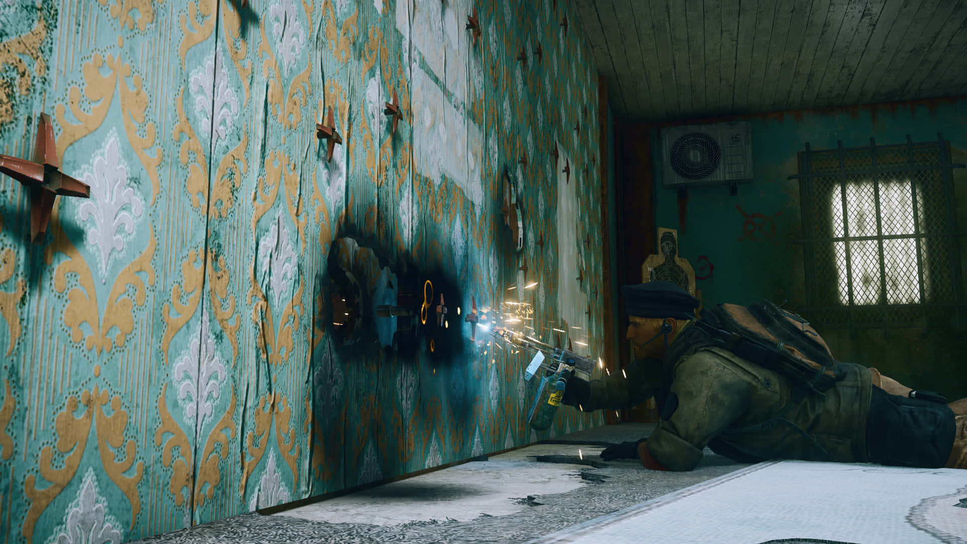 Rainbow Six Siege Maverick 桌布 壁紙 — 一名士兵在破舊的房間內向有圖案的壁紙牆壁開火，產生火花和孔洞。