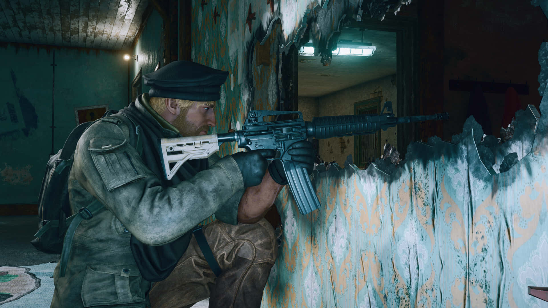 Rainbow Six Siege Maverick 桌布 壁紙 — 一名士兵在破舊的房間裡，透過破爛的壁紙瞄準步槍，眼神專注。