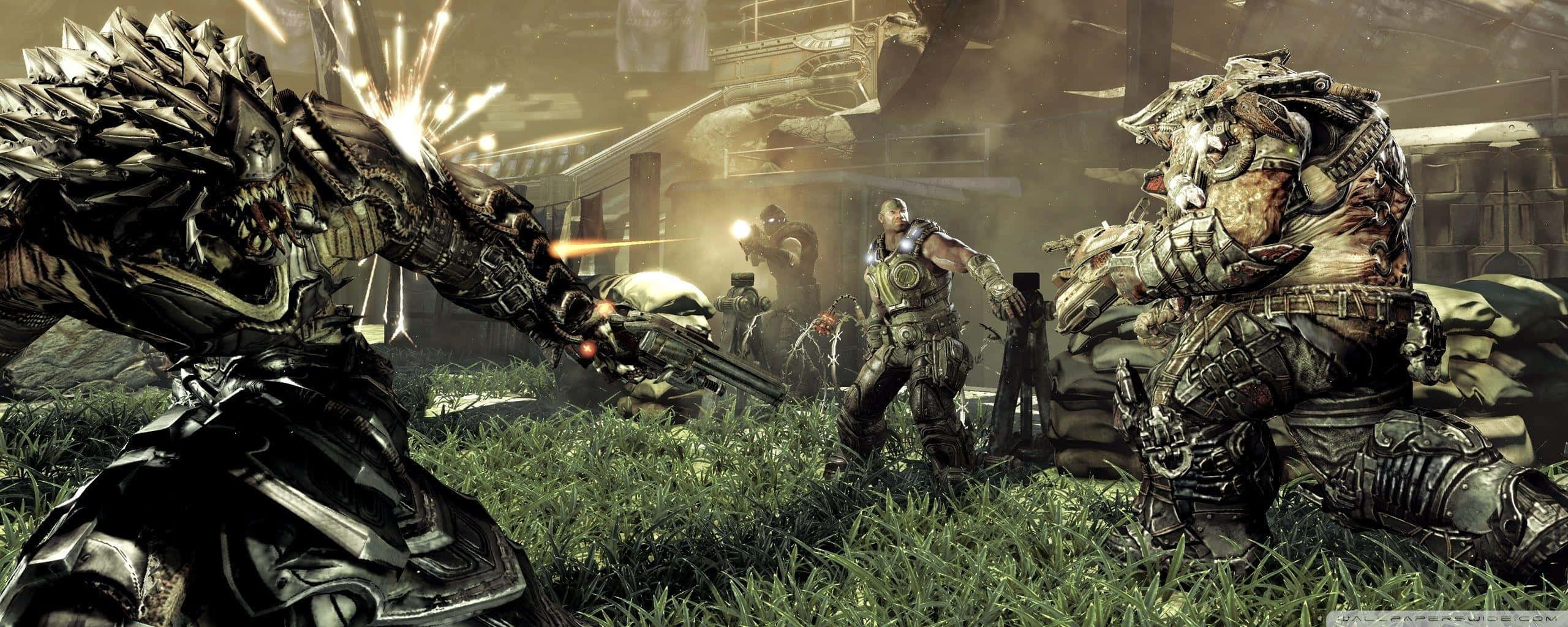Gears Of War 5 桌布 壁紙 — 一名士兵在長滿草的戰場上與怪物般的裝甲生物戰鬥，伴隨著爆炸和槍聲。