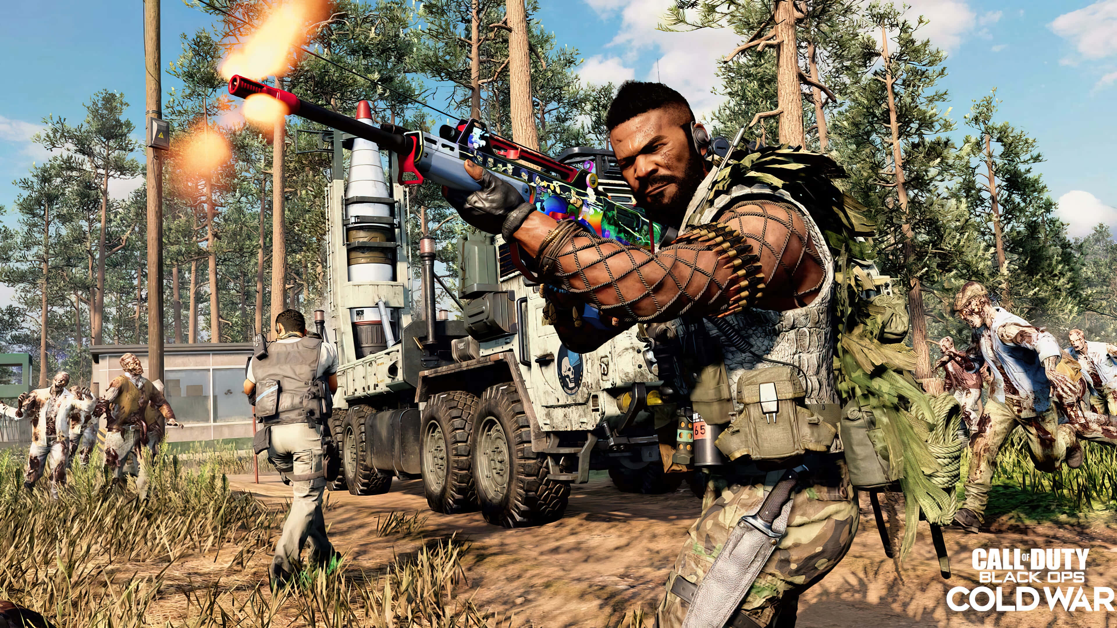4K Call Of Duty Black Ops Cold War 桌布 壁紙 — 一名士兵在陽光明媚的森林空地中，靠近一輛軍用卡車，向逼近的殭屍發射火箭筒。