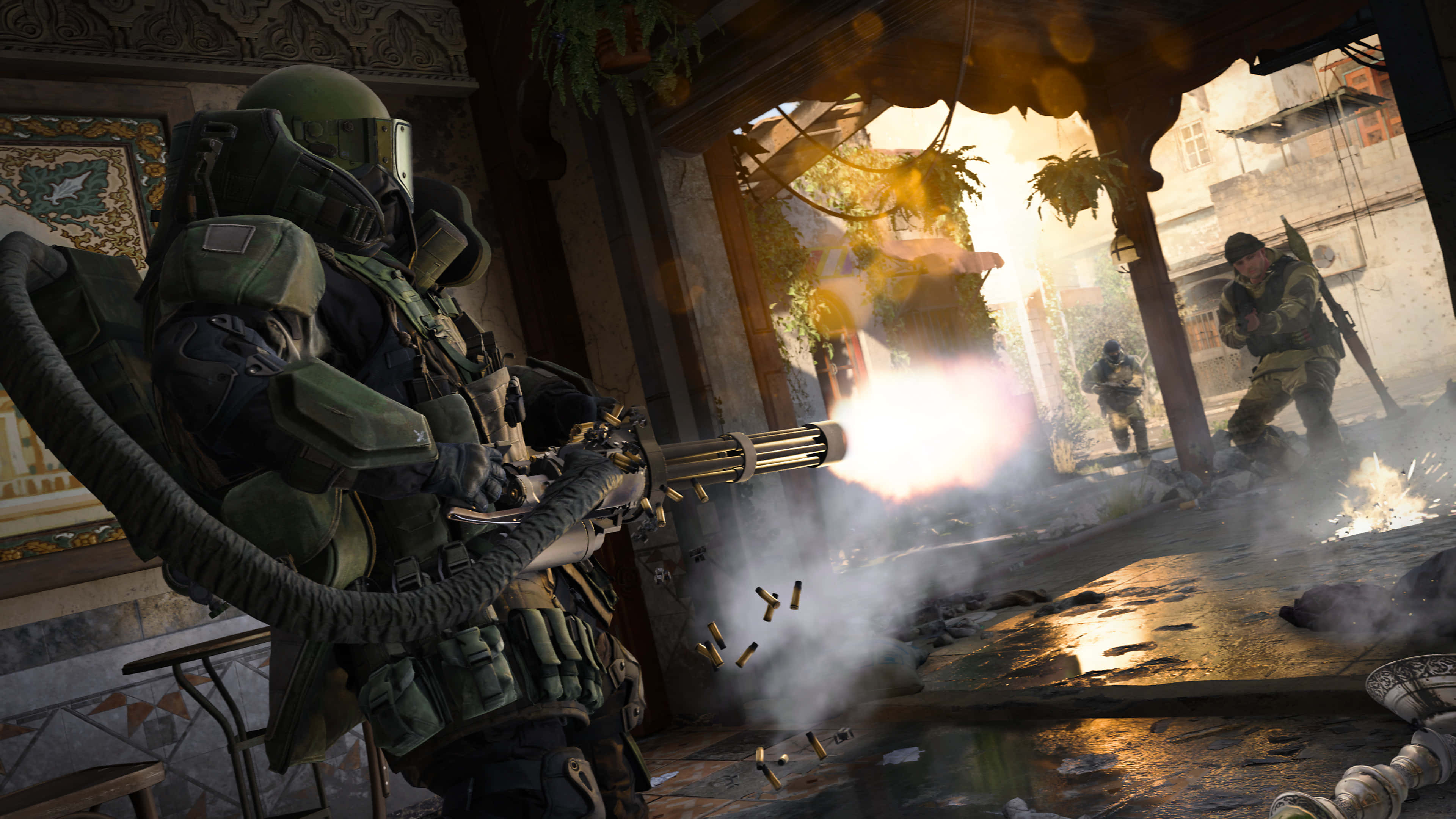 HD Call Of Duty Modern Warfare 桌布 壁紙 — 一名士兵在陽光普照、裝飾華麗的庭院中發射迷你砲，子彈飛舞，煙霧在倒塌的瓦礫周圍翻騰。
