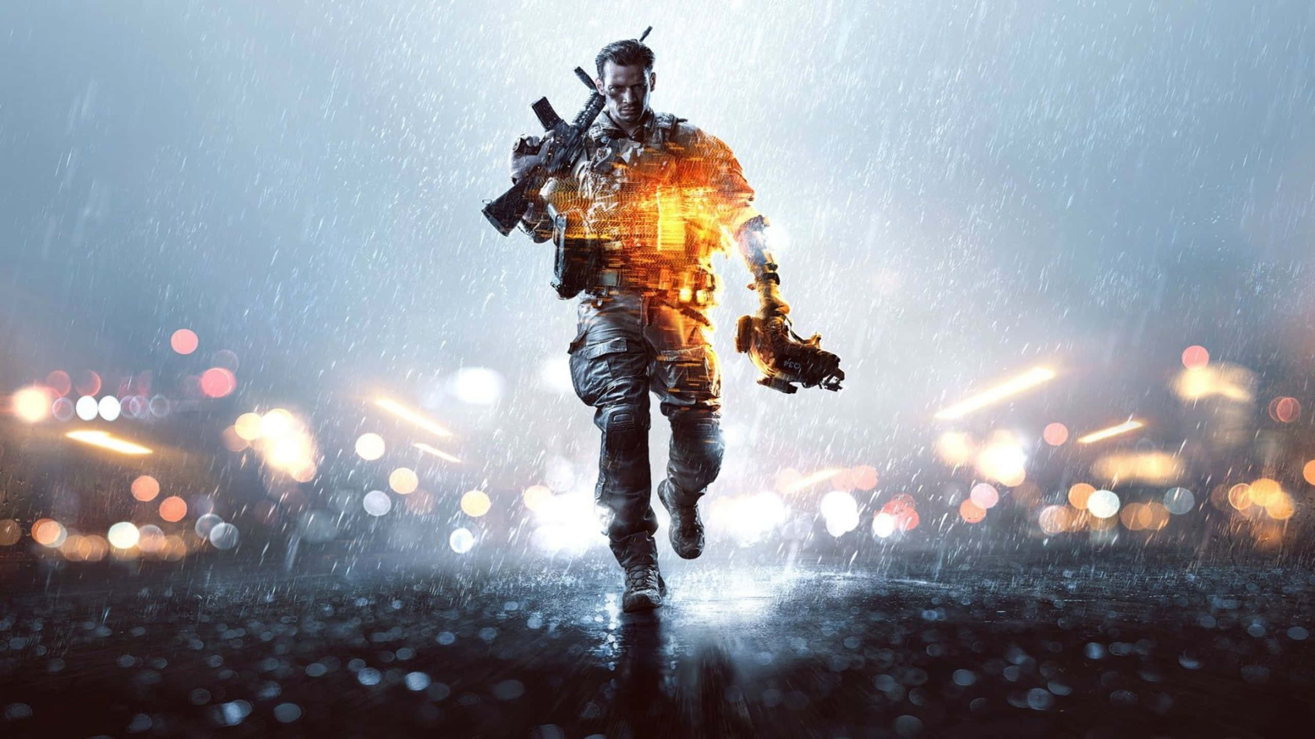 soldier 桌布 壁紙 — 一名士兵在雨水浸濕的城市街道上奔跑，發光的橙色能量效果照亮了他的裝備，背景是模糊的散景燈光。