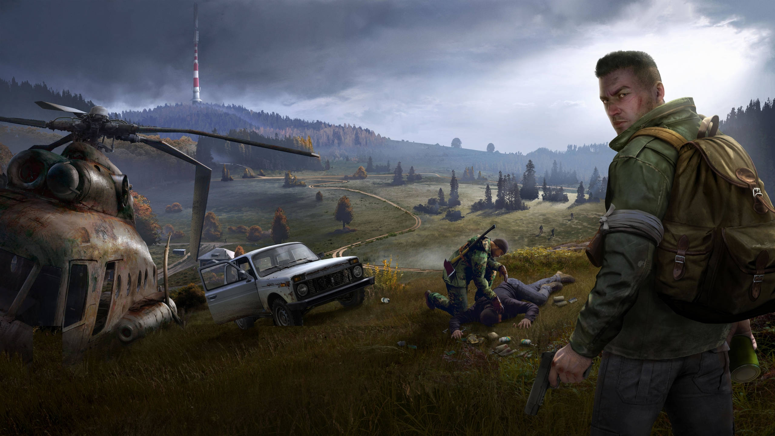 DayZ 桌布 壁紙 — 一名士兵在霧氣瀰漫的秋日田野中警覺地站立，旁邊有一架墜毀的直升機和一輛損壞的汽車，而戰友們則受傷躺在附近。