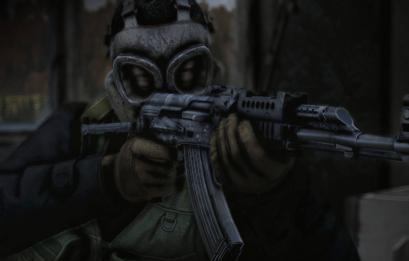 DayZ 桌布 壁紙 — 一名士兵戴著骯髒的防毒面具，在昏暗且飽受戰爭摧殘的室內，專注地瞄準步槍。