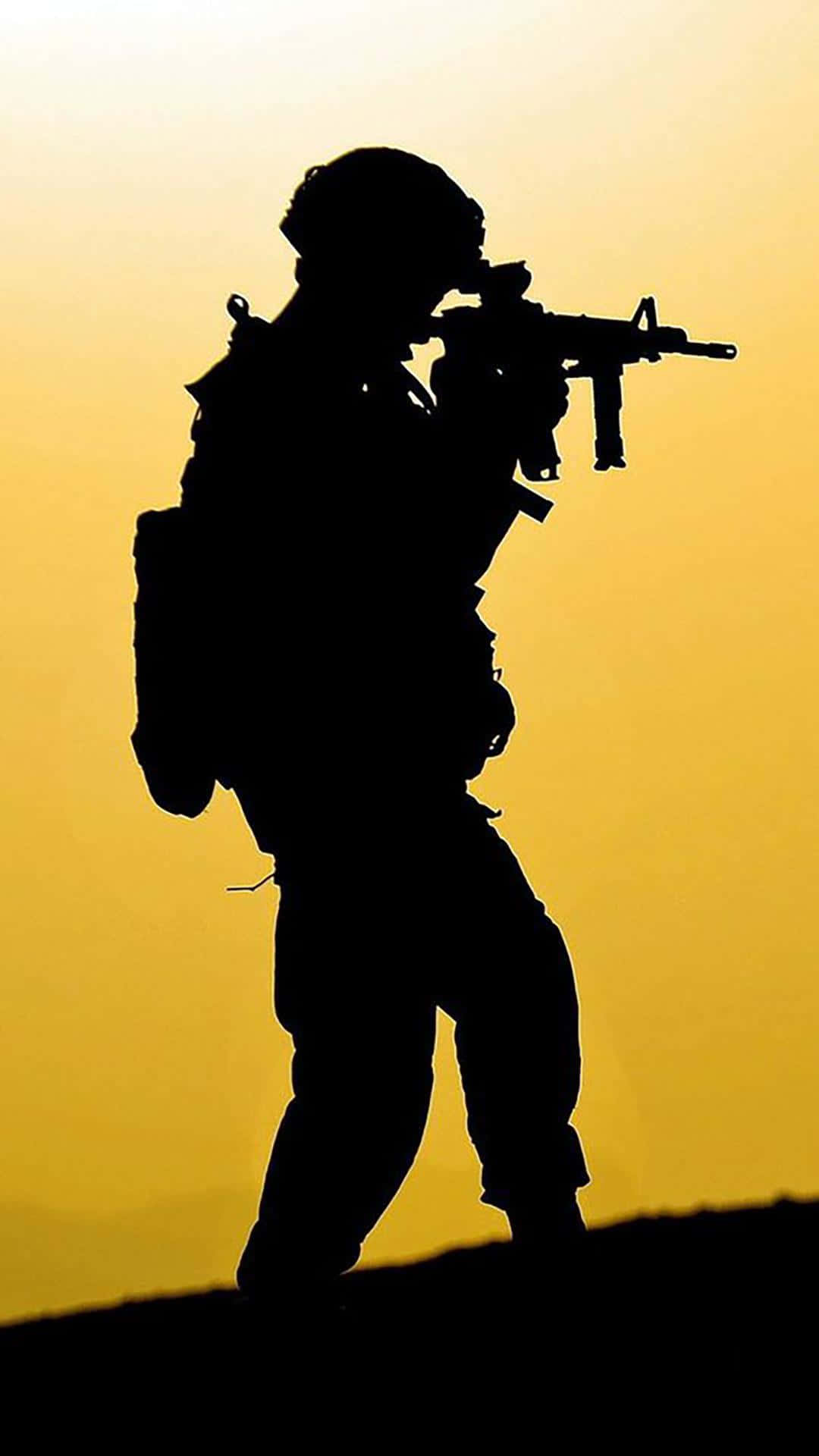 Silhouette 桌布 壁紙 — 一名士兵手持步槍，以金色日落天空為背景的剪影。