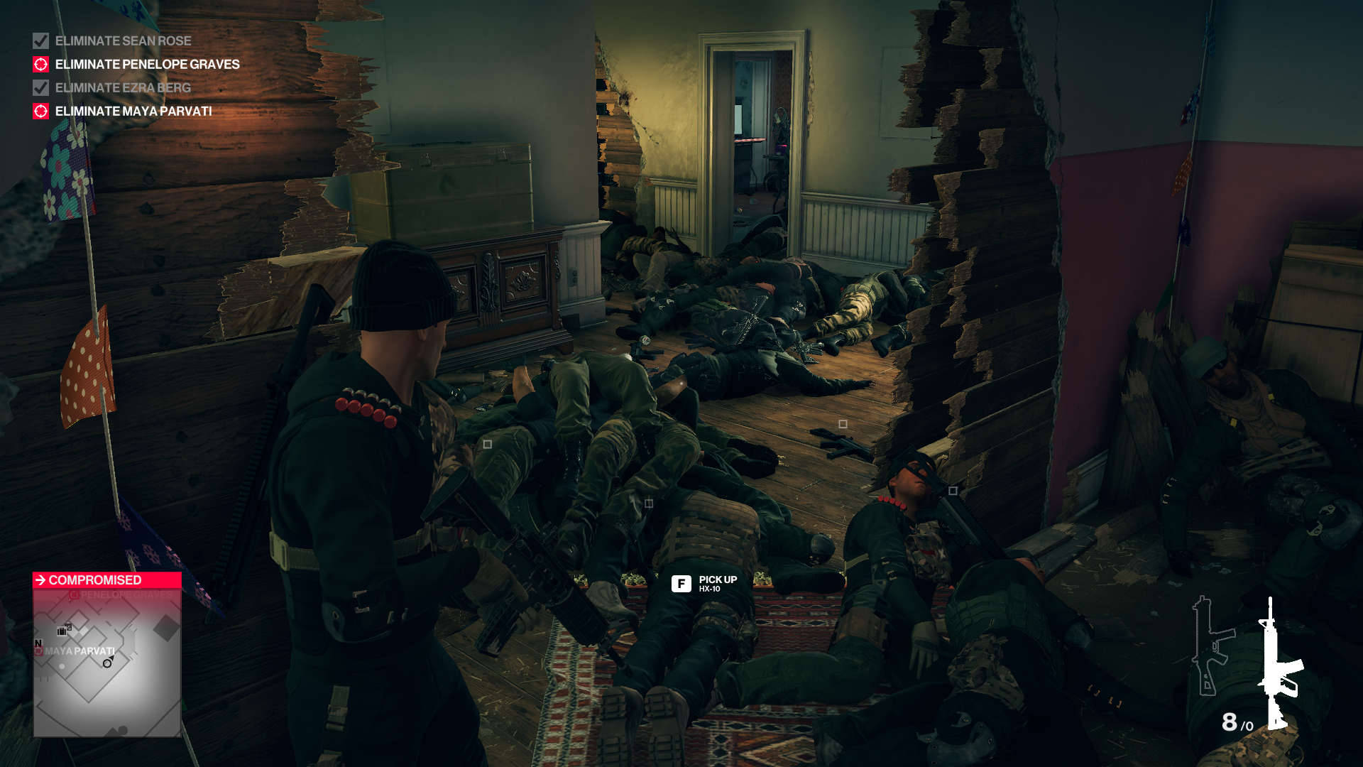 Hitman 2 桌布 壁紙 — 一名士兵站在一個滿是戰鬥痕跡的房間，地上散落著倒下的敵人和破碎的牆壁，光線昏暗。