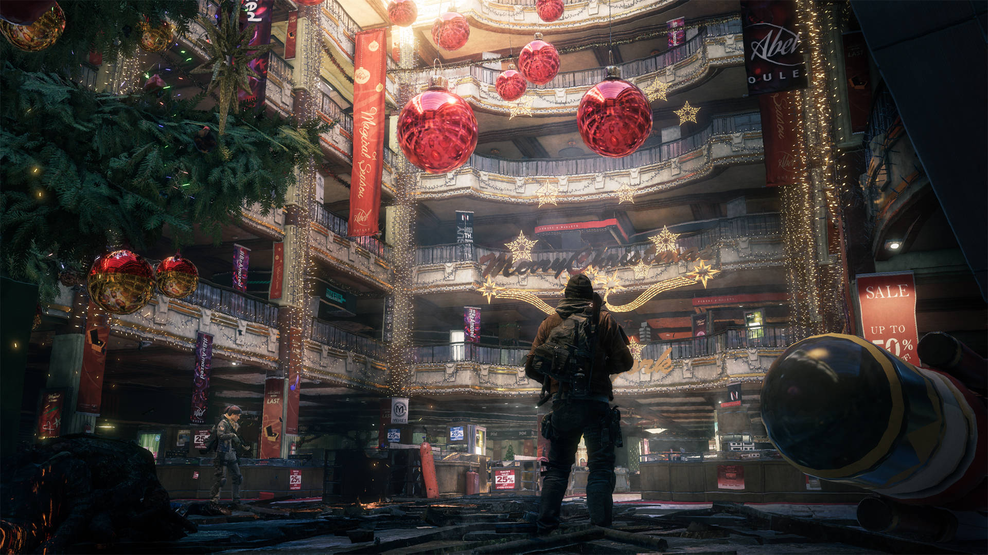 電玩遊戲 桌布 壁紙 — 一名士兵站在一個節日氣氛濃厚、多層的購物中心內，該中心裝飾著紅色飾品和節日燈光，在昏暗的氛圍光芒下。