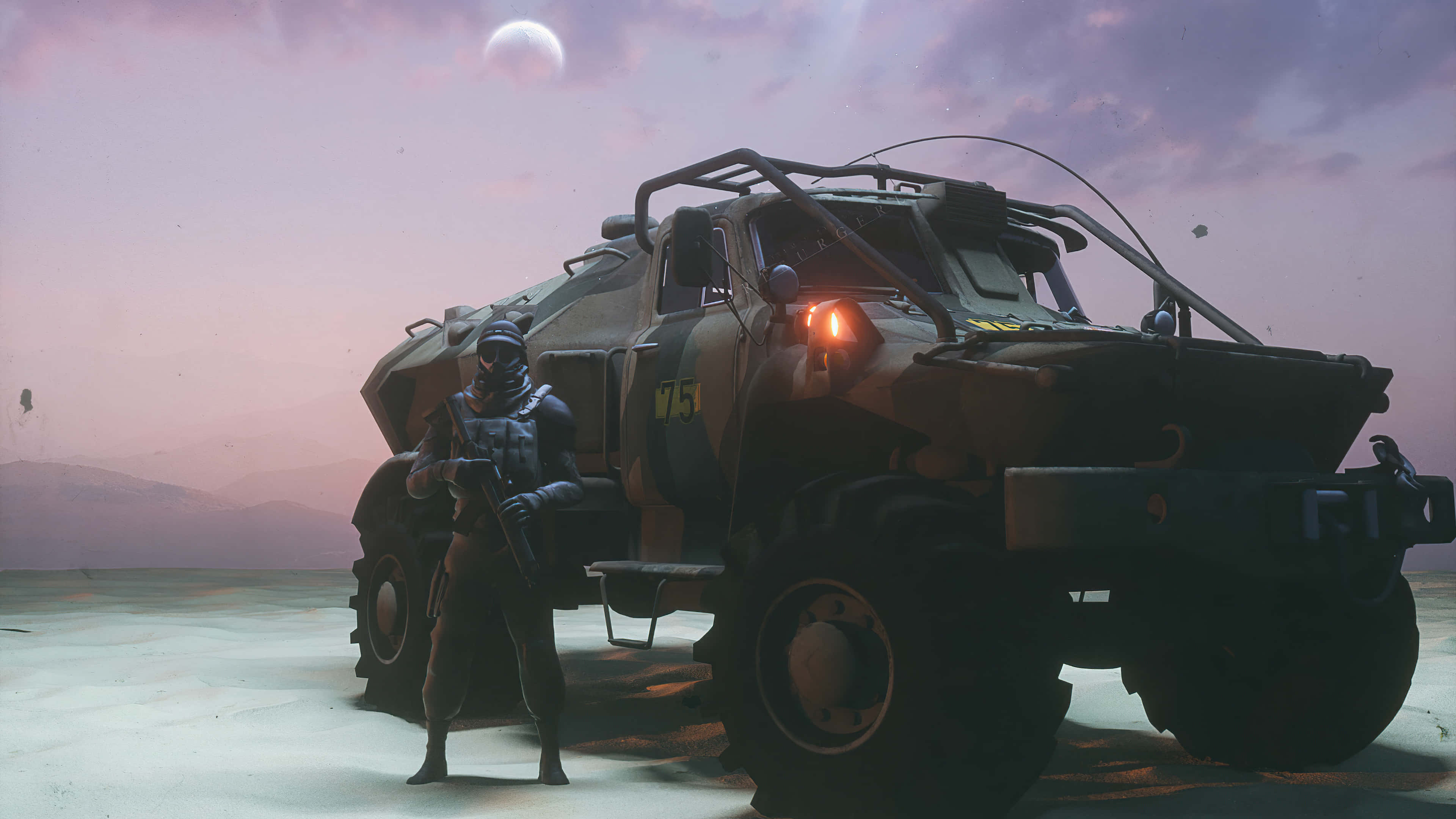 4K Military 桌布 壁紙 — 一名士兵站在堅固的裝甲車旁，背景是暮色天空、新月和遠山。