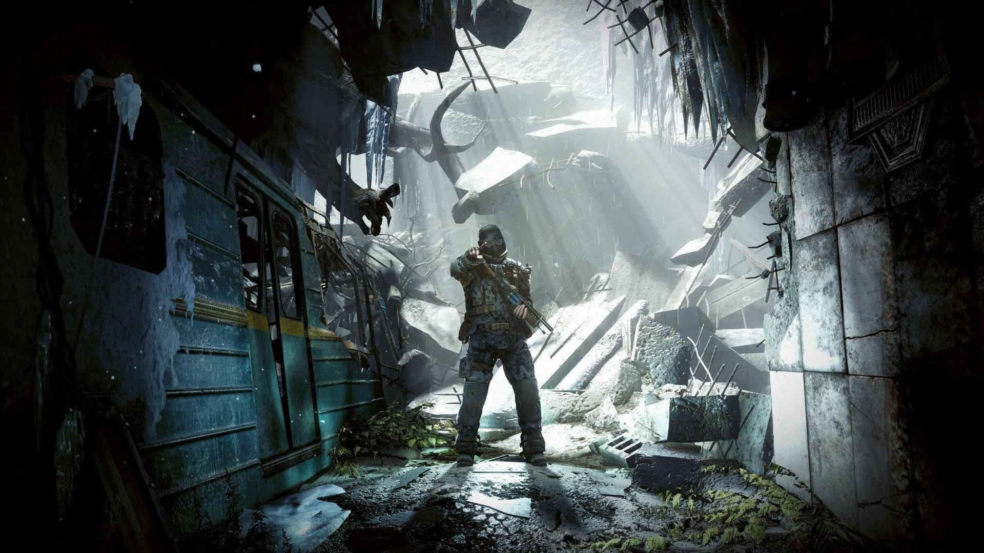 soldier 桌布 壁紙 — 一名士兵站在廢墟般的地鐵隧道中，破碎的牆壁和瓦礫被戲劇性的光束照亮。