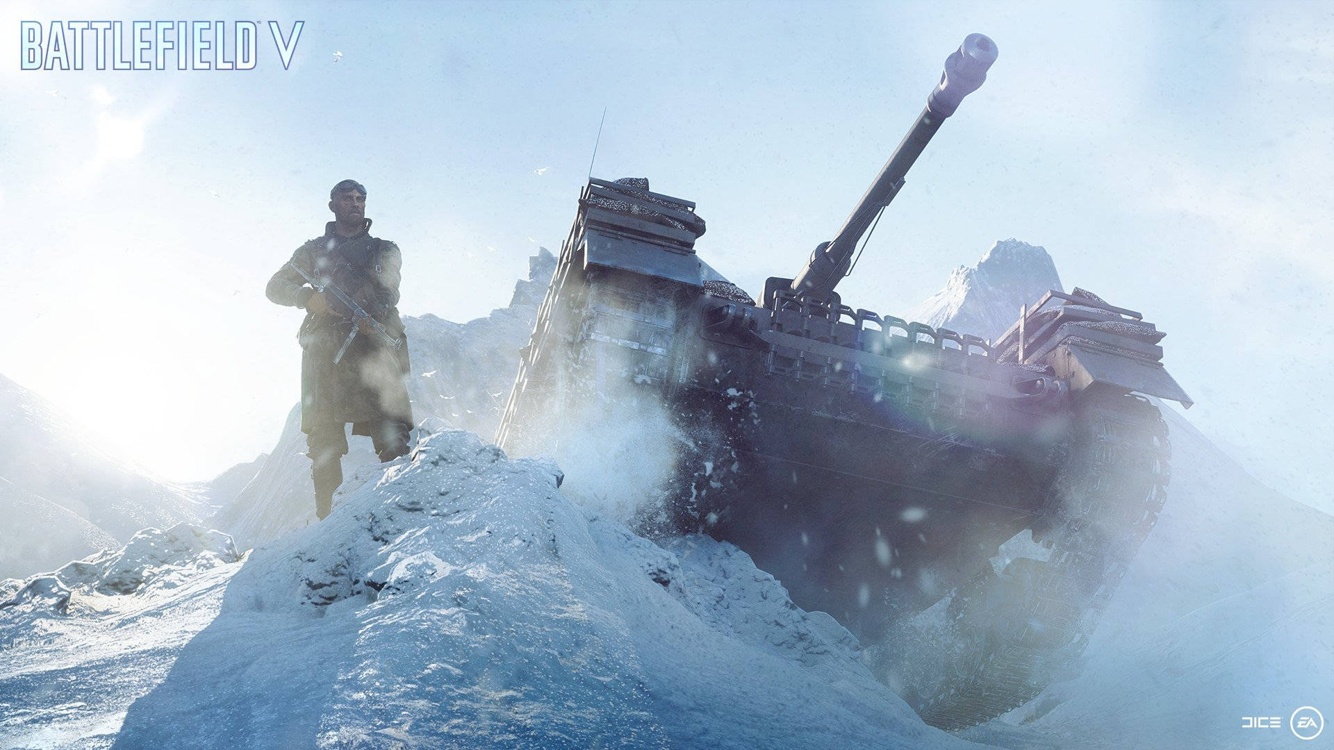 Battlefield 5 桌布 壁紙 — 一名士兵站在雪堆上，旁邊是一輛受損的坦克，在明亮的雪山戰場上。