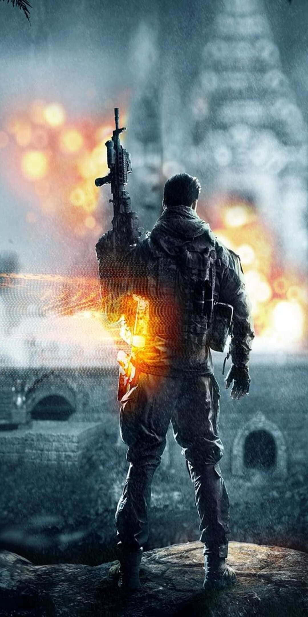 soldier 桌布 壁紙 — 一名士兵背對熾熱爆炸，手持步槍，俯瞰戰火摧殘的城市景觀。