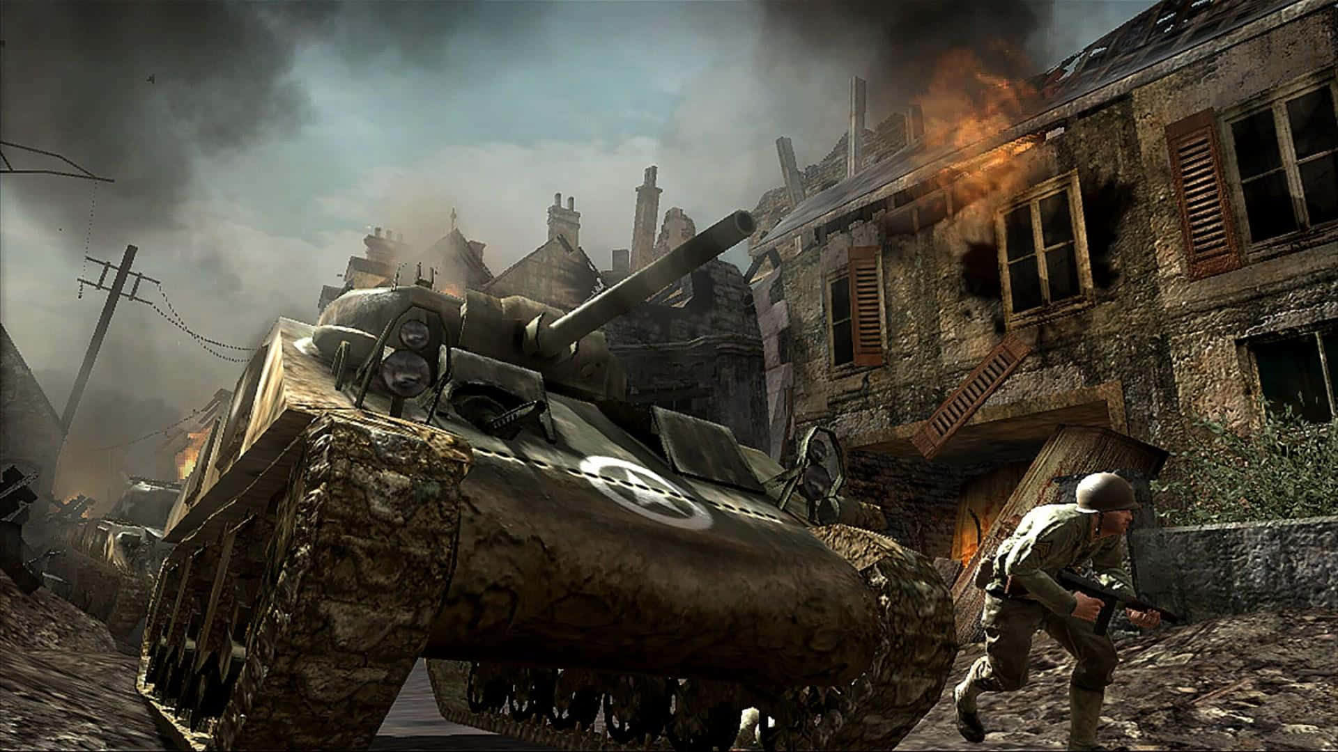 Call Of Duty Vehicles 桌布 壁紙 — 一名士兵跑過一輛戰痕累累的坦克，穿過一個煙霧瀰漫天空下、燃燒中的戰爭蹂躪歐洲村莊。