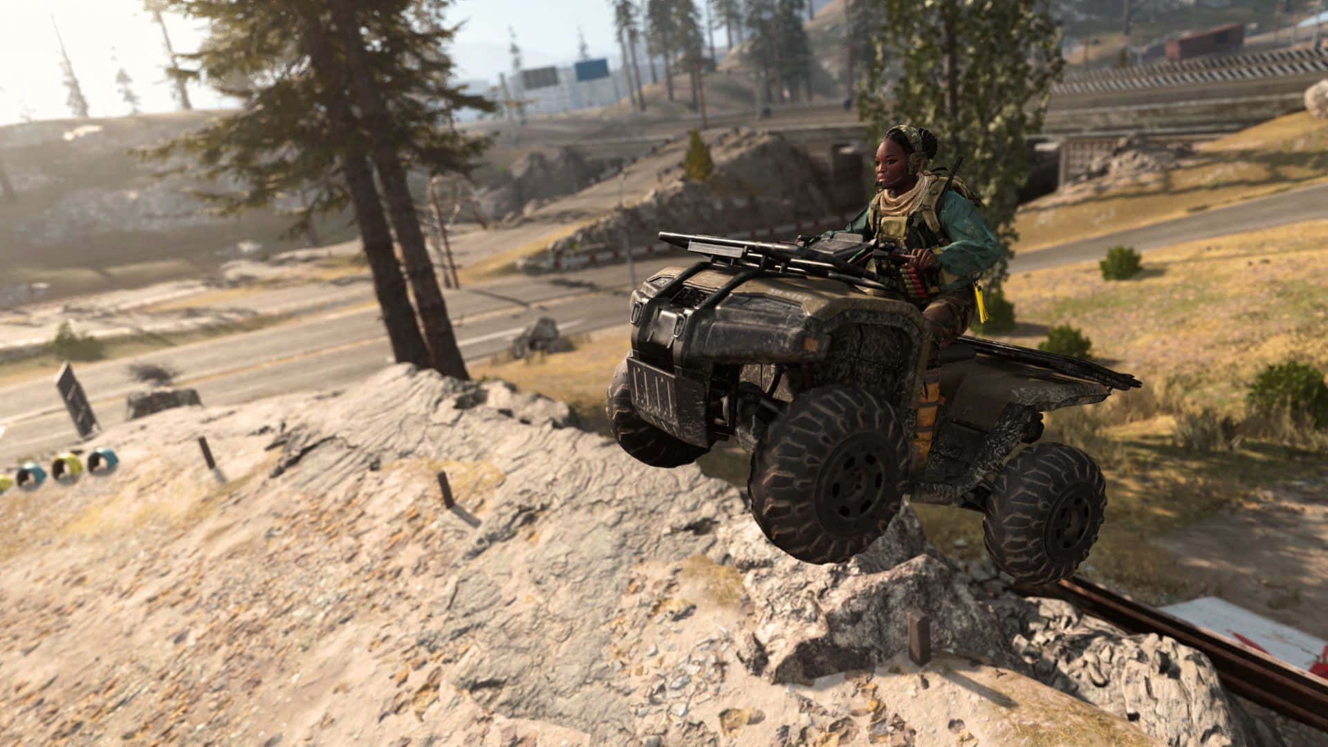 Call Of Duty Vehicles 桌布 壁紙 — 一名士兵騎著堅固的ATV在陽光明媚的開放世界遊戲環境中，於岩石山坡上空飛馳。