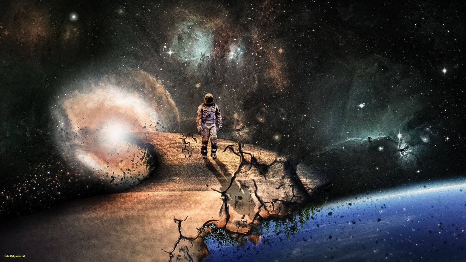 星際效應 桌布 壁紙 — 一名太空人在地球上方裂開的宇宙路徑上行走，背景有旋轉的星雲和星星。