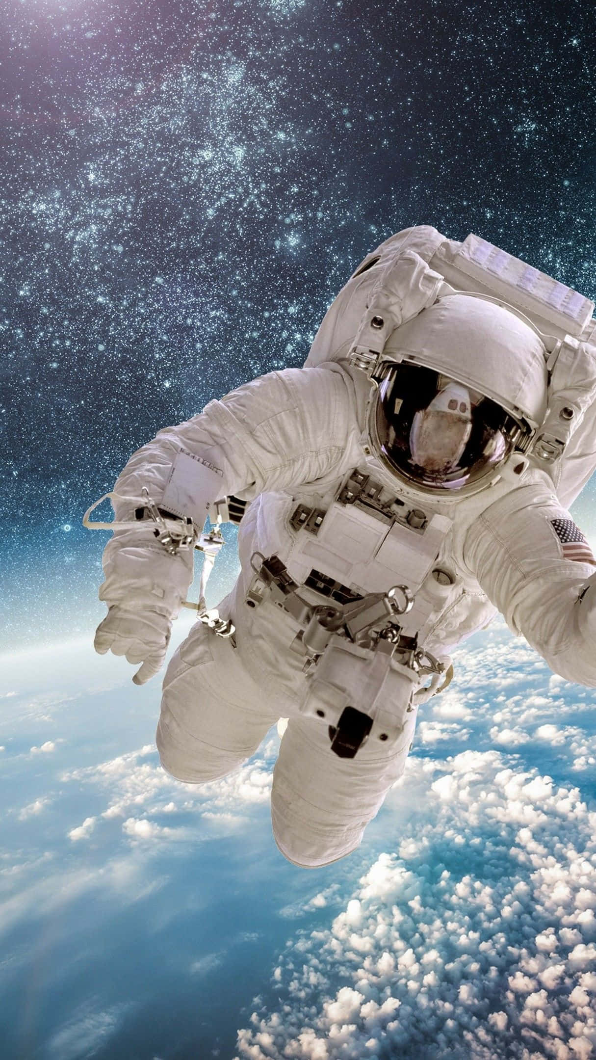 Space Exploration 桌布 壁紙 — 一名太空人在地球藍色雲層覆蓋的表面上方無重漂浮，背景是繁星點點的宇宙。
