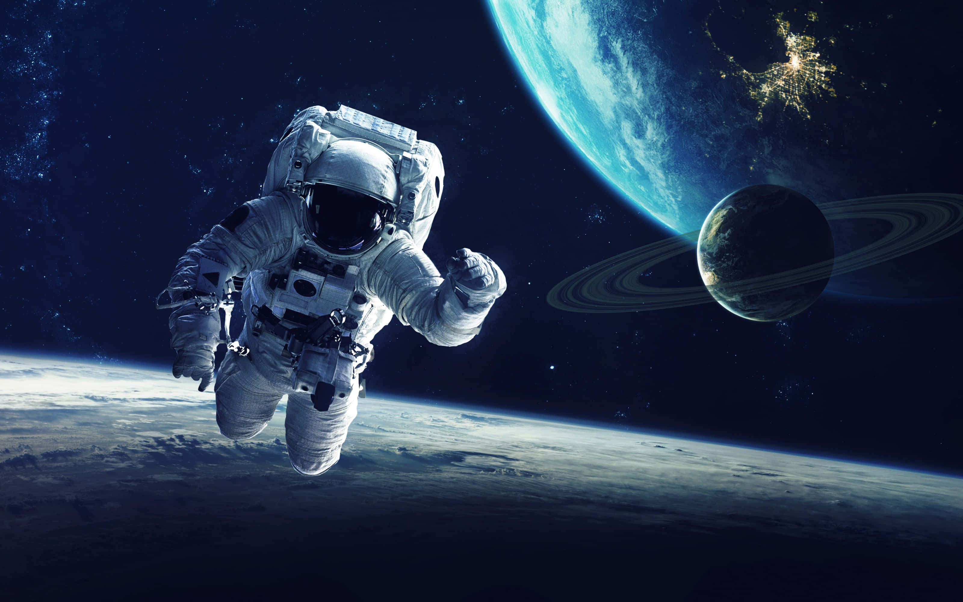 太空人 桌布 壁紙 — 一名太空人在太空中漂浮，地球和一顆帶環行星在宇宙背景中發光。