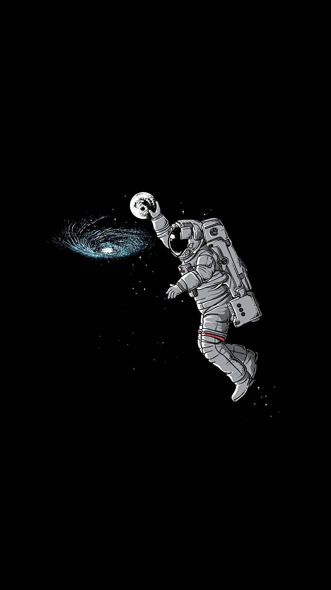 太空人 桌布 壁紙 — 一名太空人在太空中漂浮，手持發光球體，靠近一個旋轉的藍色宇宙漩渦，背景是佈滿星空的黑色虛空。