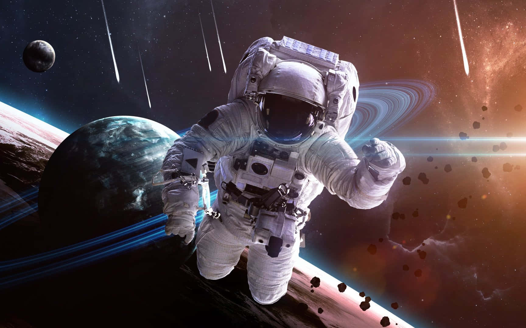 太空人 桌布 壁紙 — 一名太空人在太空中漂浮，背景有帶環行星和地球，周圍是流星和宇宙塵埃。
