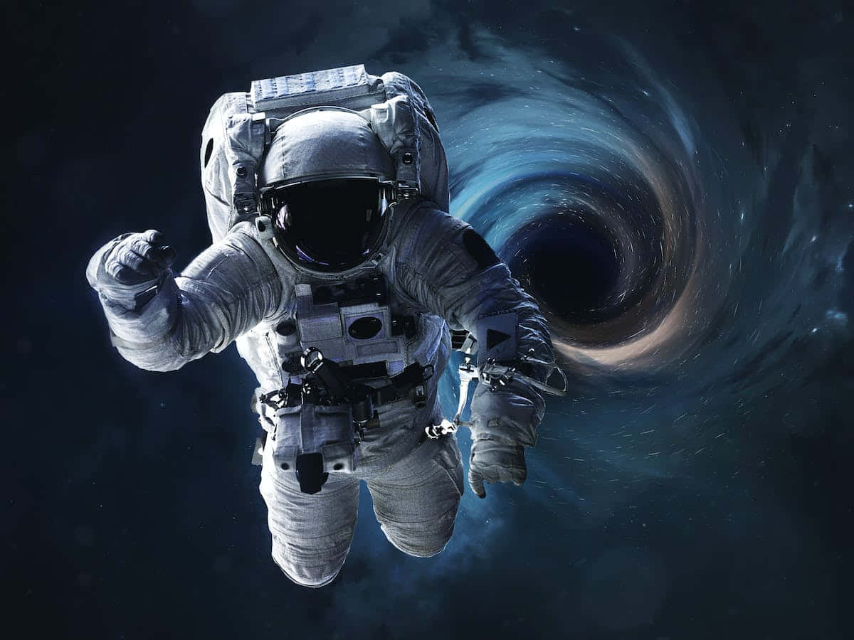 Portal 桌布 壁紙 — 一名太空人在太空漂浮，靠近一個旋轉的黑洞，宇宙光線在其黑暗中心周圍彎曲。