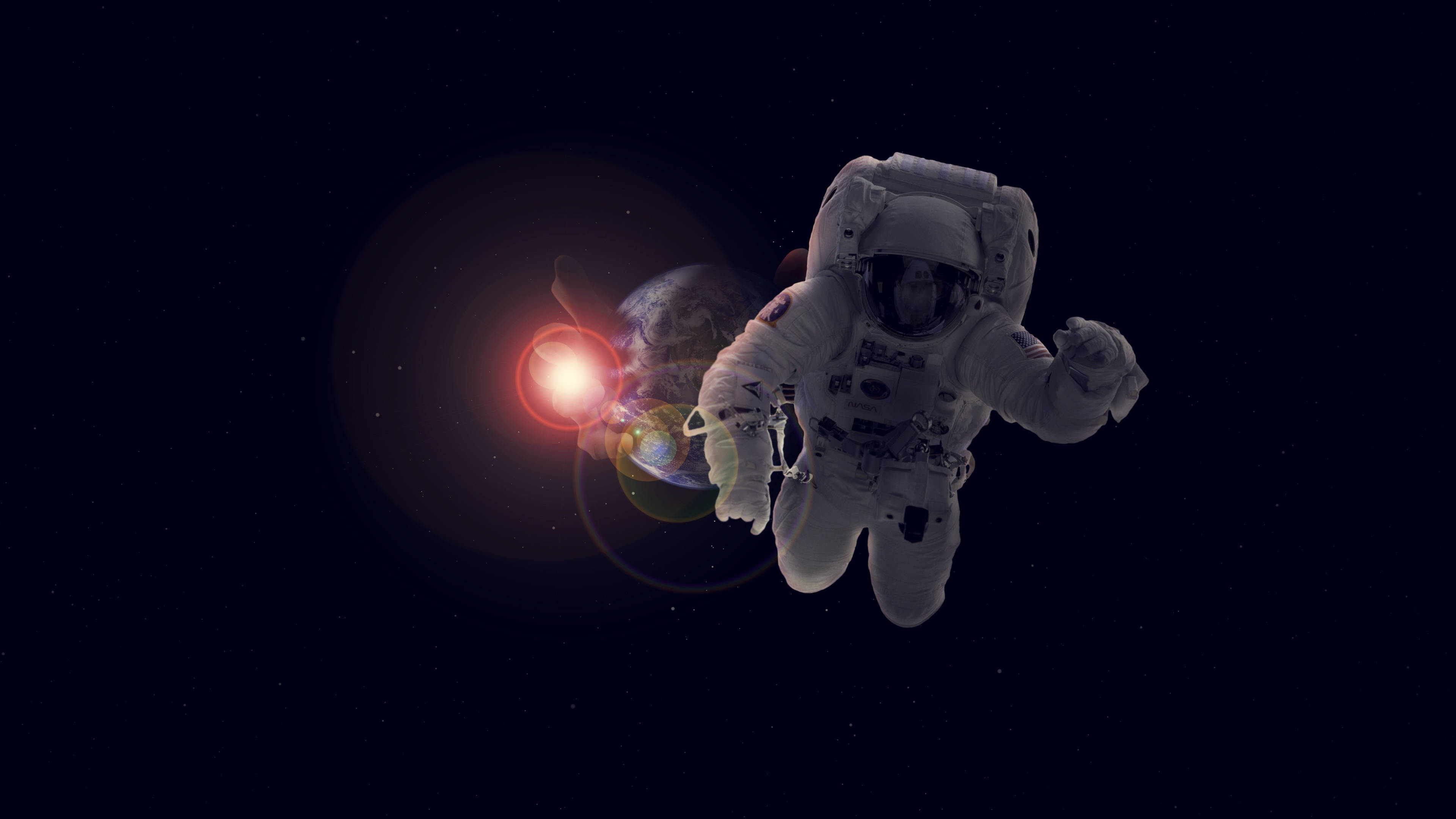4K 太空人 桌布 壁紙 — 一名太空人在太空漂浮，靠近一顆發光的紅色恆星，背景中有一顆行星。