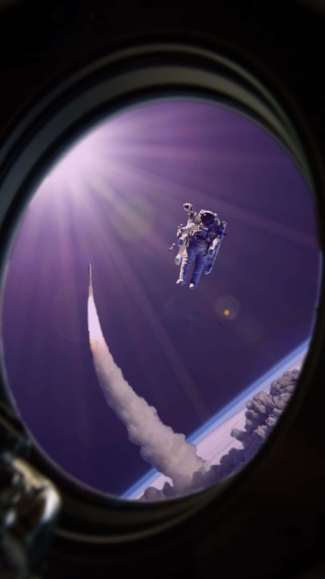 Live Space 桌布 壁紙 — 一名太空人在太空船窗外漂浮，火箭穿過紫色太空上升，下方是地球的曲線。