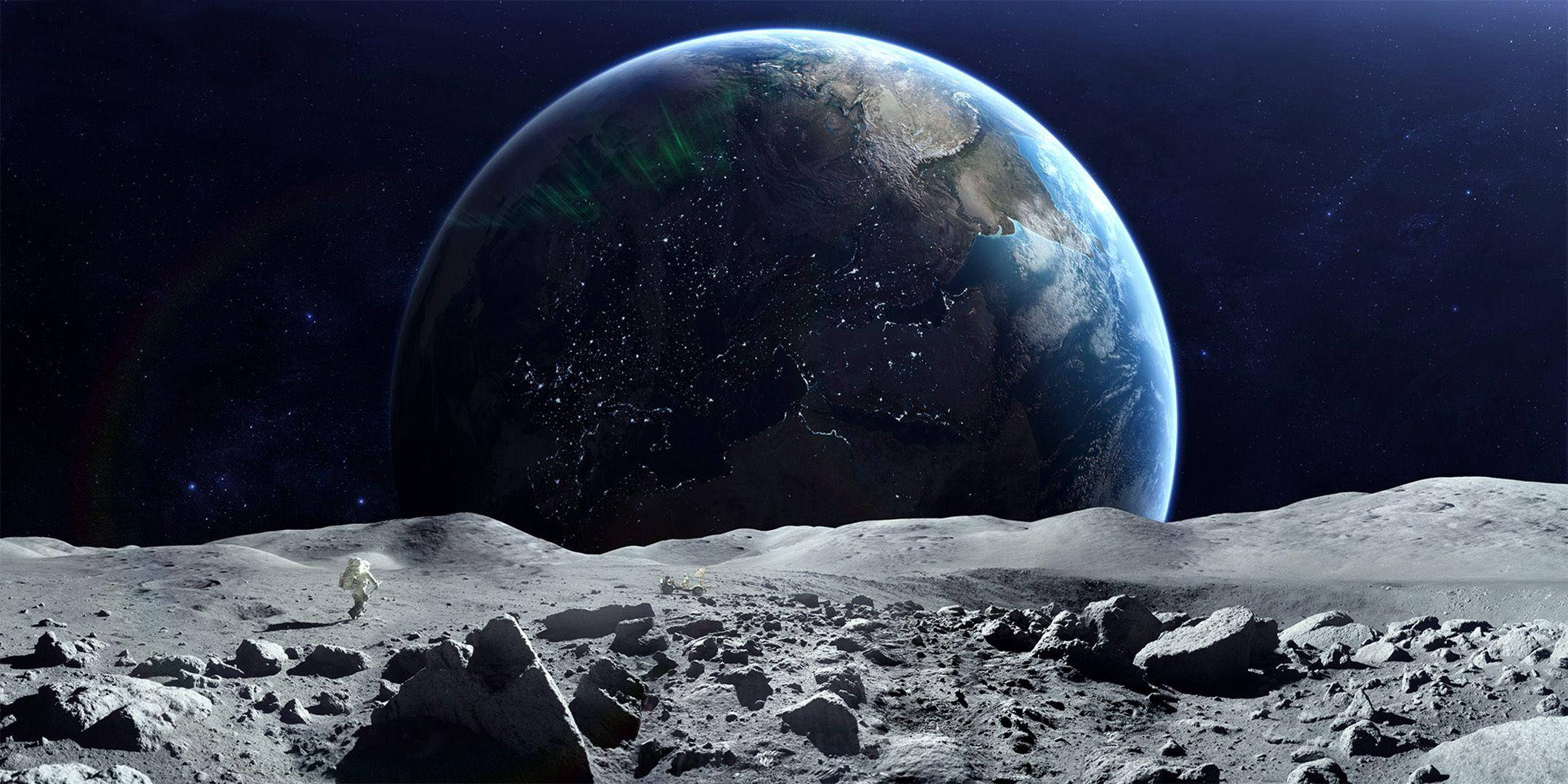 月光 桌布 壁紙 — 一名太空人在岩石月球表面行走，背後地球在星空下發出巨大光芒。