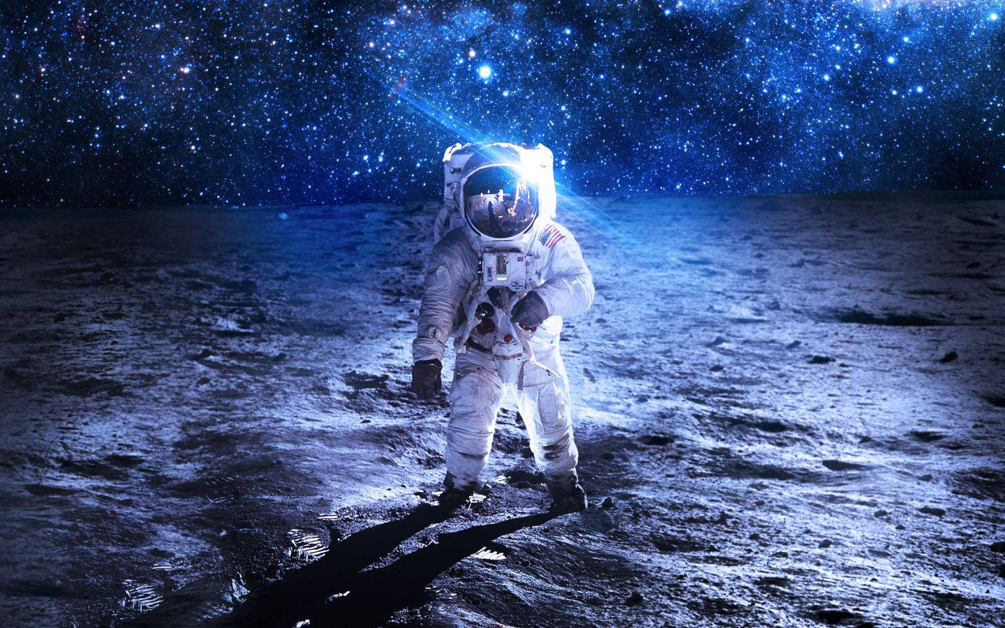 astronaut aesthetic 桌布 壁紙 — 一名太空人在星光燦爛的宇宙天空下，獨自行走在月光照耀的月球表面，伴隨著一道明亮的光束。