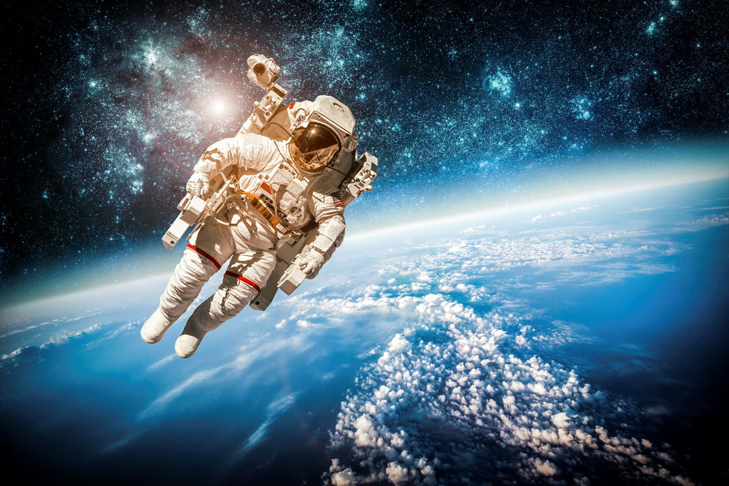  壁紙 — 一名太空人在星空背景下漂浮，下方是地球藍色雲層覆蓋的表面。